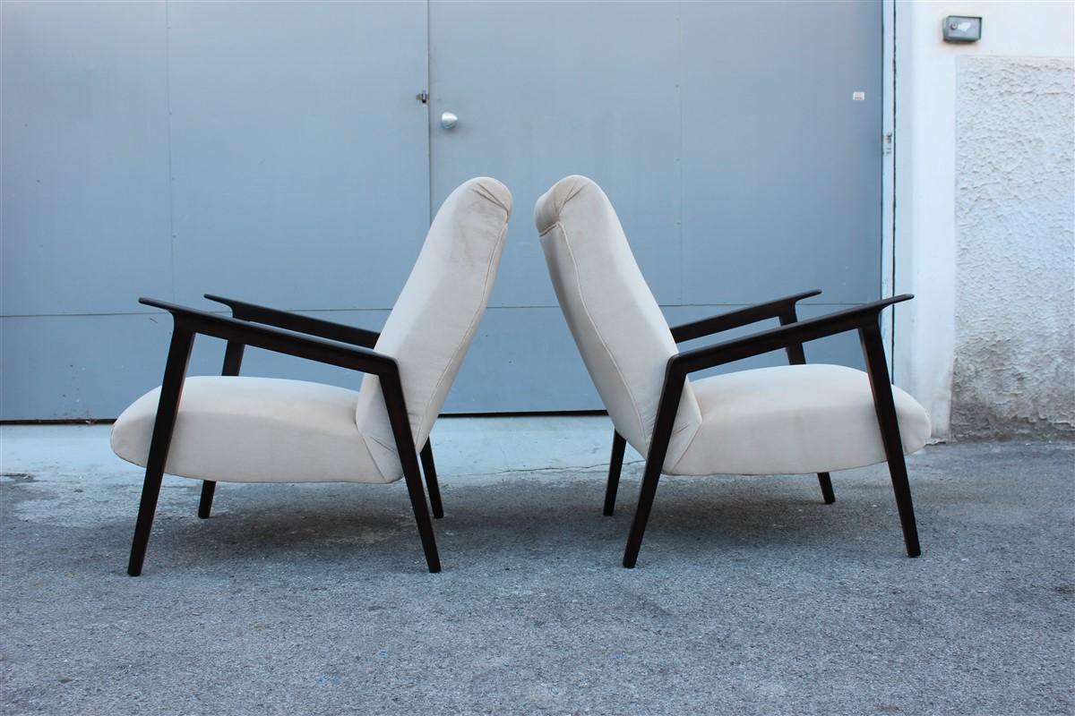 Paire de fauteuils de design italien des années 1950 en noyer et velours beige du milieu du siècle.