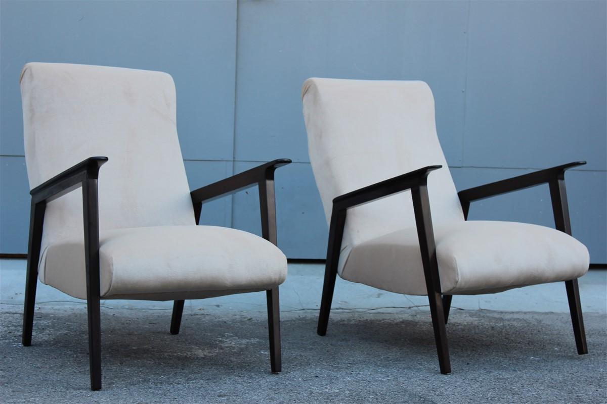 Mid-Century Modern Paire de fauteuils design italiens des années 1950 en noyer et velours beige du milieu du siècle dernier en vente