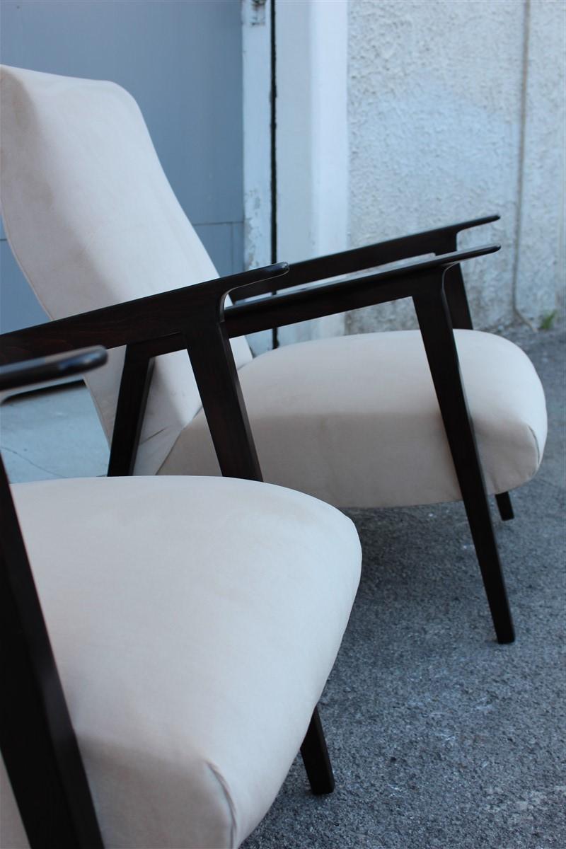 Milieu du XXe siècle Paire de fauteuils design italiens des années 1950 en noyer et velours beige du milieu du siècle dernier en vente