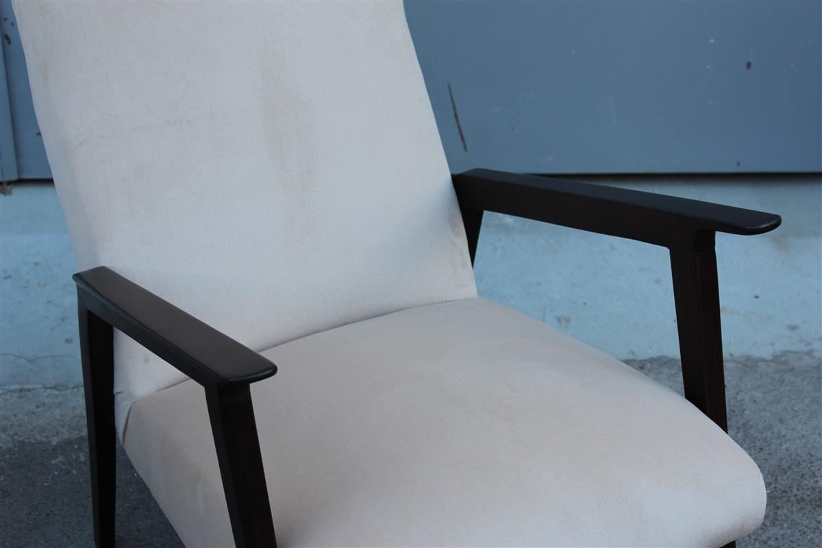 Paire de fauteuils design italiens des années 1950 en noyer et velours beige du milieu du siècle dernier en vente 1