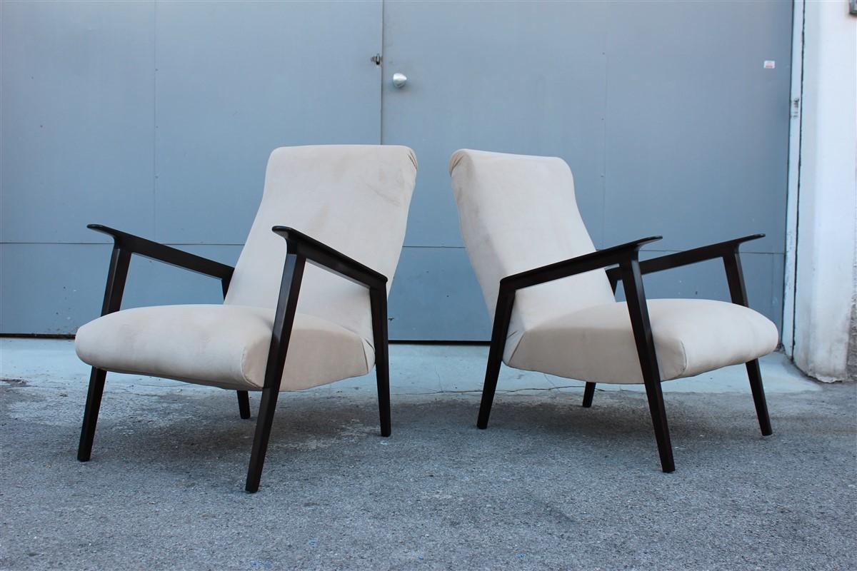 Paire de fauteuils design italiens des années 1950 en noyer et velours beige du milieu du siècle dernier en vente 3