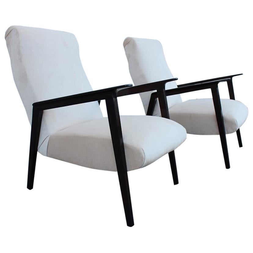 Paar Sessel im italienischen Design der 1950er Jahre aus Nussbaum und beigem Samt aus der Mitte des Jahrhunderts