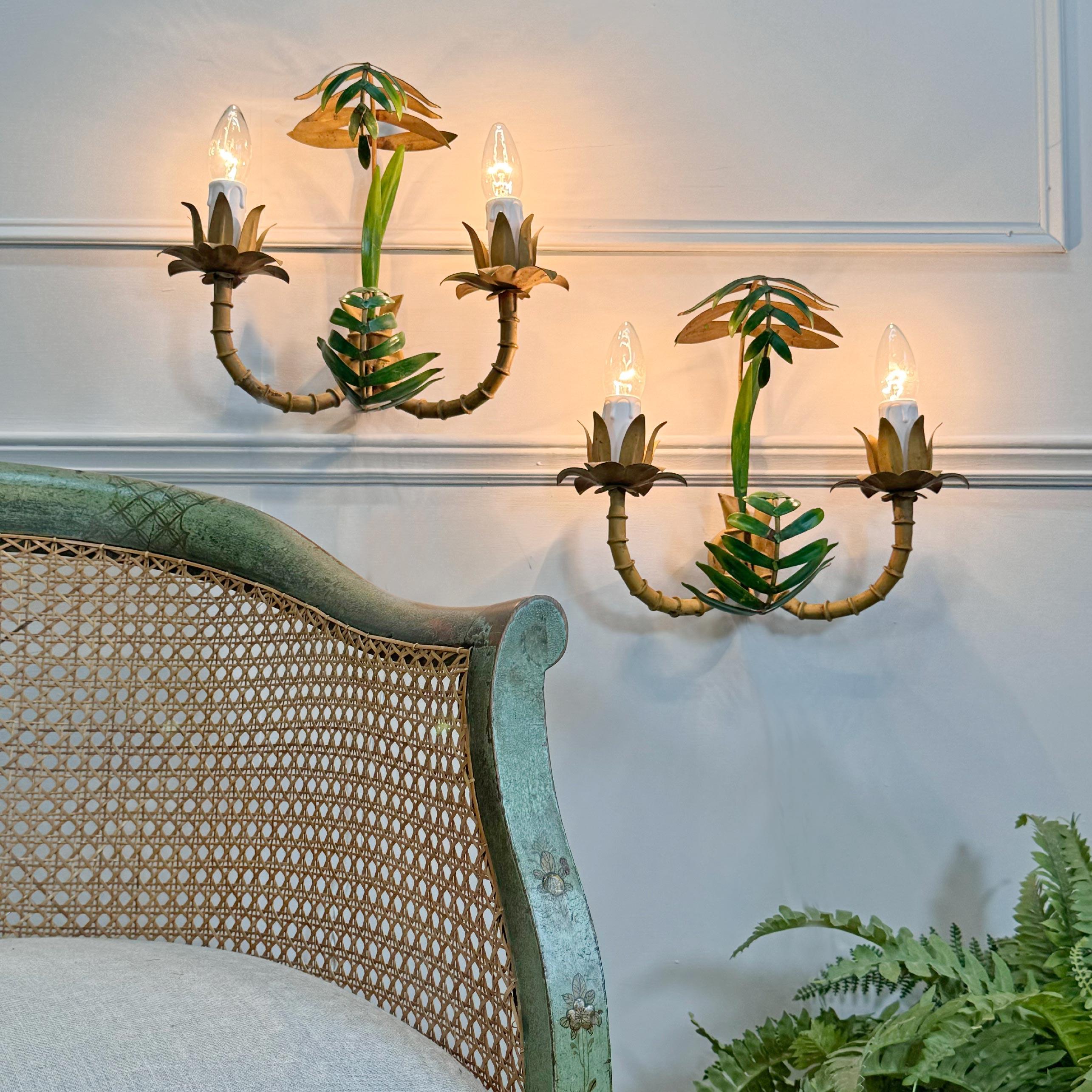 Precioso par de apliques italianos pintados y policromados, modelados como hojas de bambú de imitación, fabricados en Italia en la década de 1950.
Cada luz tiene dos portalámparas e14 (de rosca pequeña).

Se han recableado y sometido a pruebas PAT y