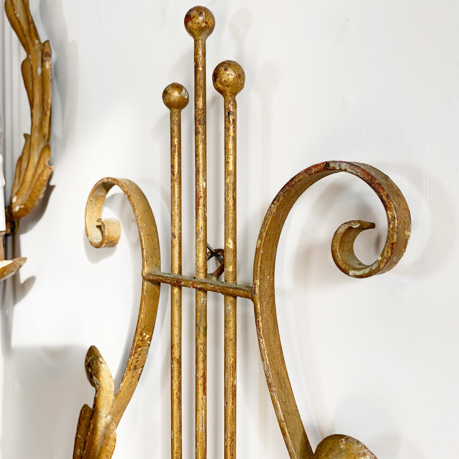 Paire d'appliques italiennes du milieu du siècle en forme de lyre, vers 1950, en métal doré.



Chaque lampe contient 3 douilles e14 (petites douilles à vis)



Entièrement recâblé et testé par PAT.



47 cm de hauteur, 27 cm de largeur, 15 cm de