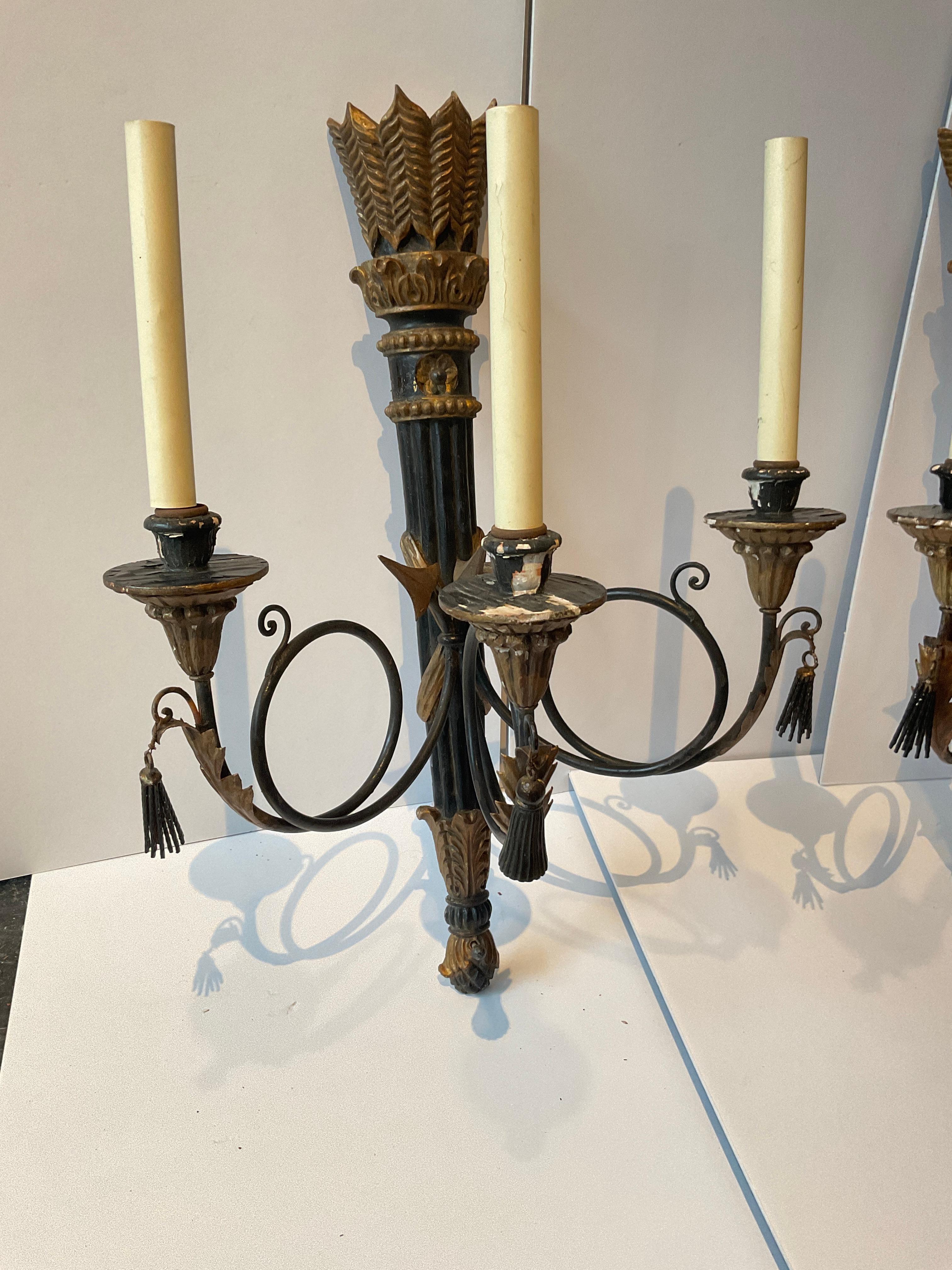 Pair of 1950s Italian Hand Carved Wood Classical Arrow Sconces In Good Condition For Sale In Tarrytown, NY