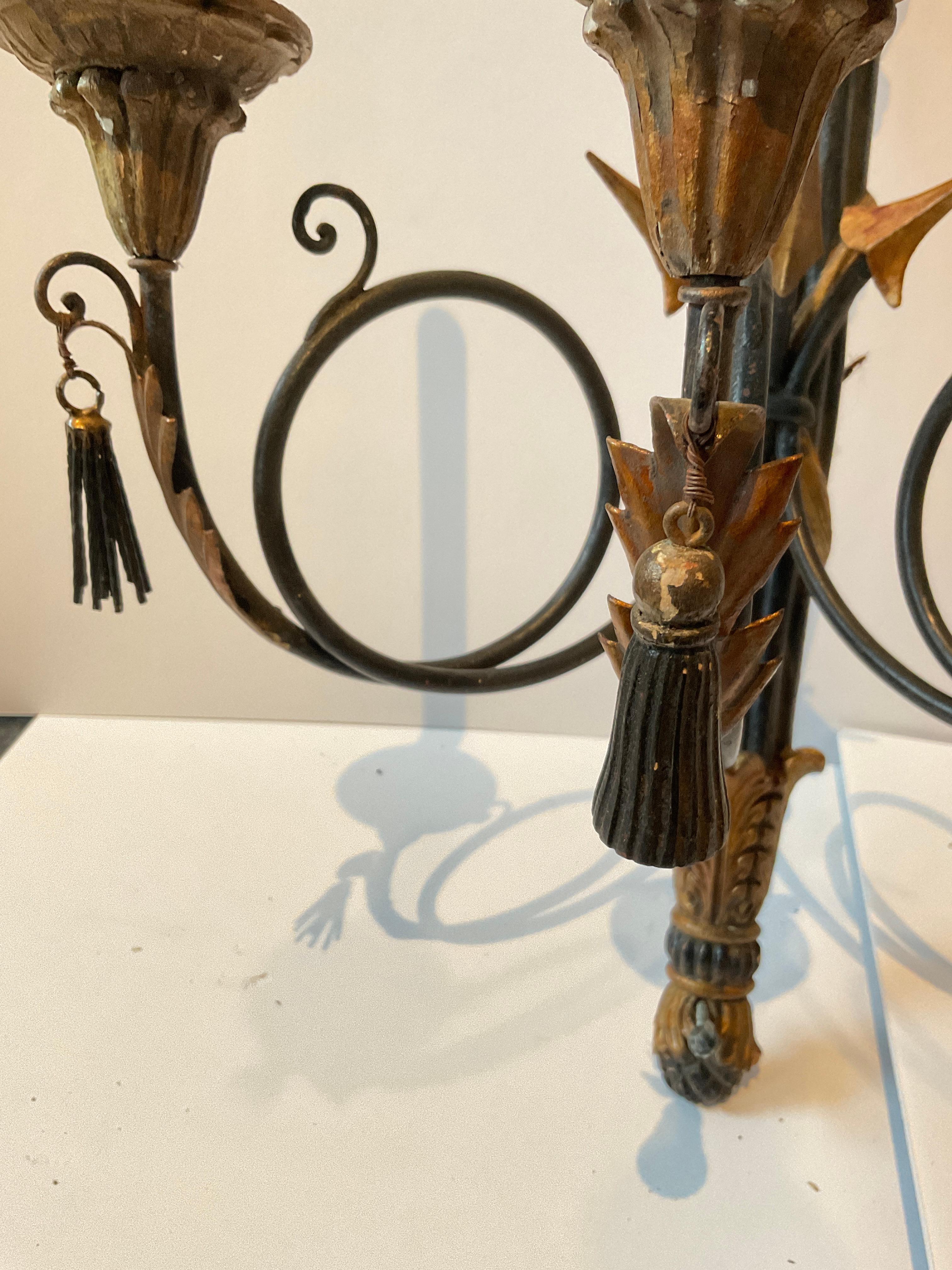 Pair of 1950s Italian Hand Carved Wood Classical Arrow Sconces For Sale 3