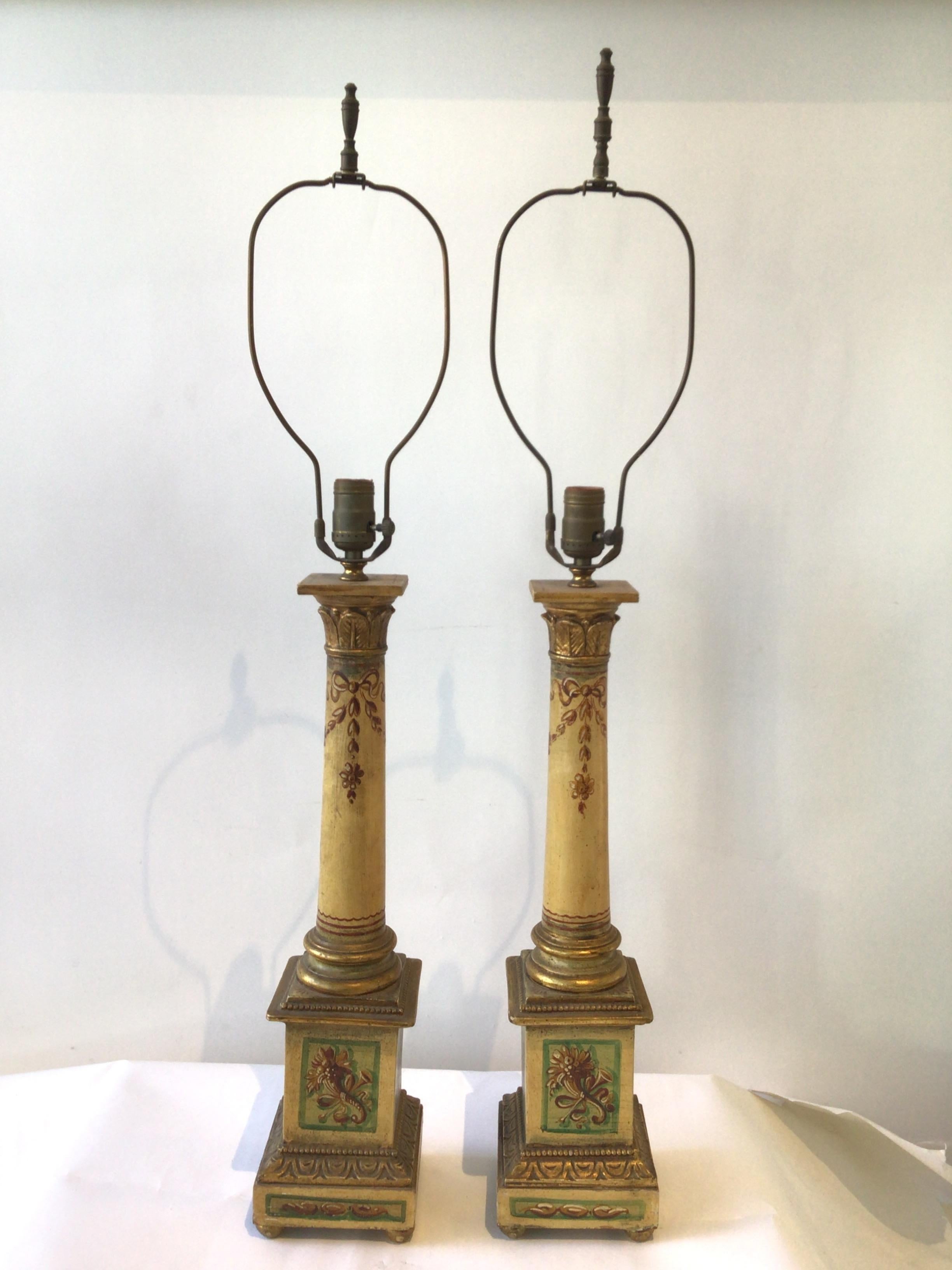 Ein Paar italienische handbemalte Holzsäulenlampen aus den 1950er Jahren.