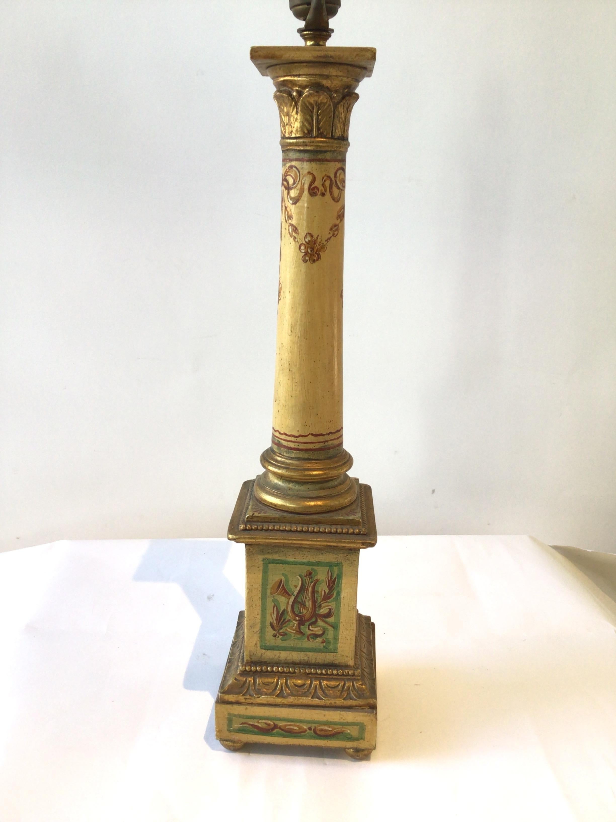 Bois Paire de lampes à colonne italiennes peintes à la main des années 1950 en vente