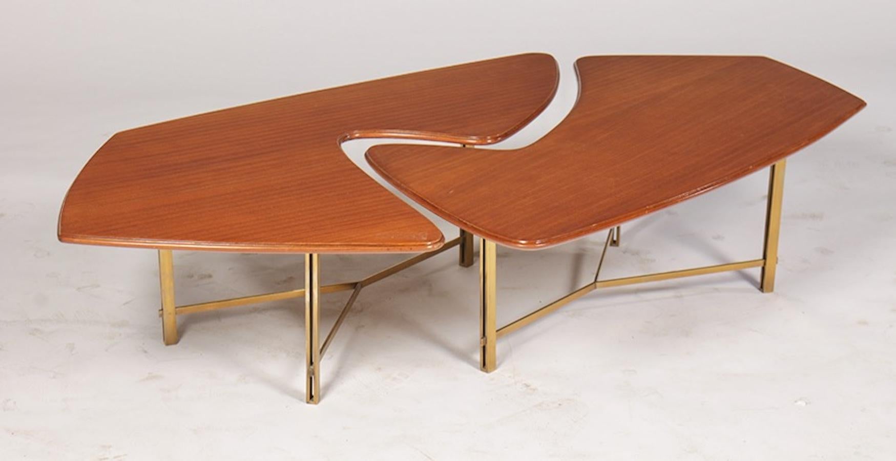 Ein Paar italienischer Cocktailtische in Form eines Puzzles aus den 1950er Jahren mit organischen, asymmetrischen Mahagoni-Platten, die auf drei markant strukturierten, flachen Messingbeinen stehen, die durch Strecker verbunden sind.
Jeder ist 15,5