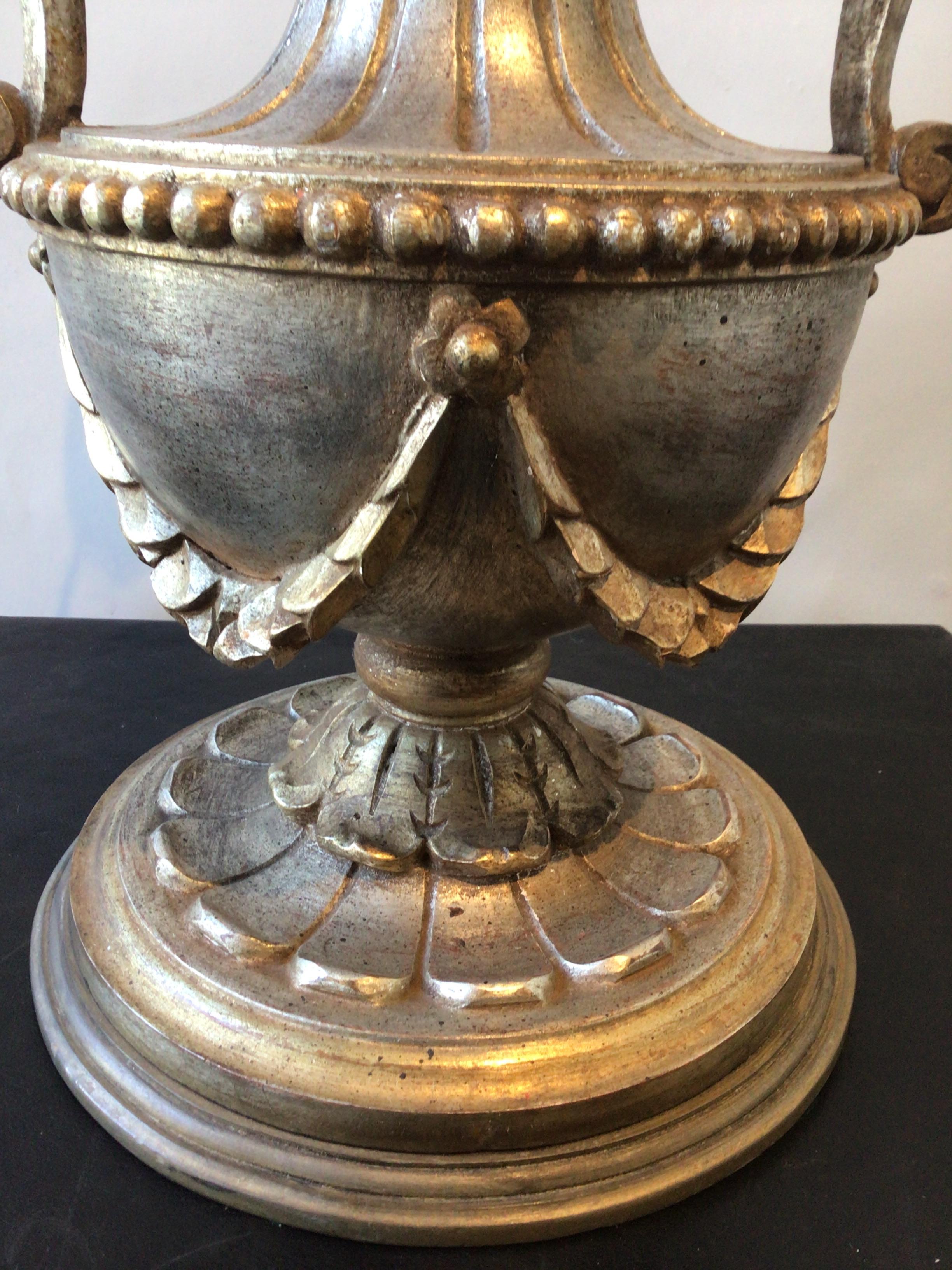 Paire de grandes lampes-urnes italiennes des années 1950 en bois sculpté et feuille d'argent en vente 5