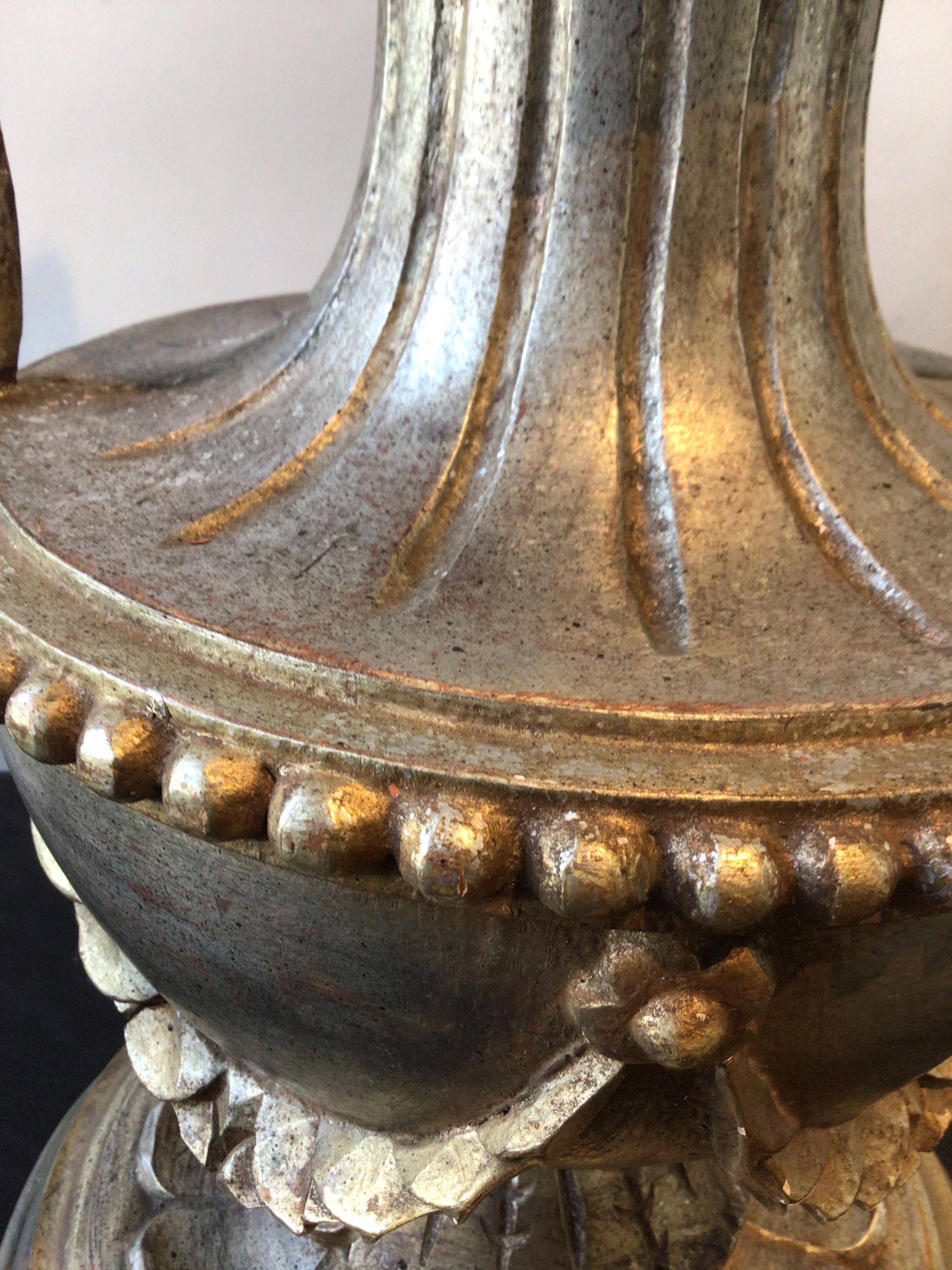 Paire de grandes lampes-urnes italiennes des années 1950 en bois sculpté et feuille d'argent en vente 7