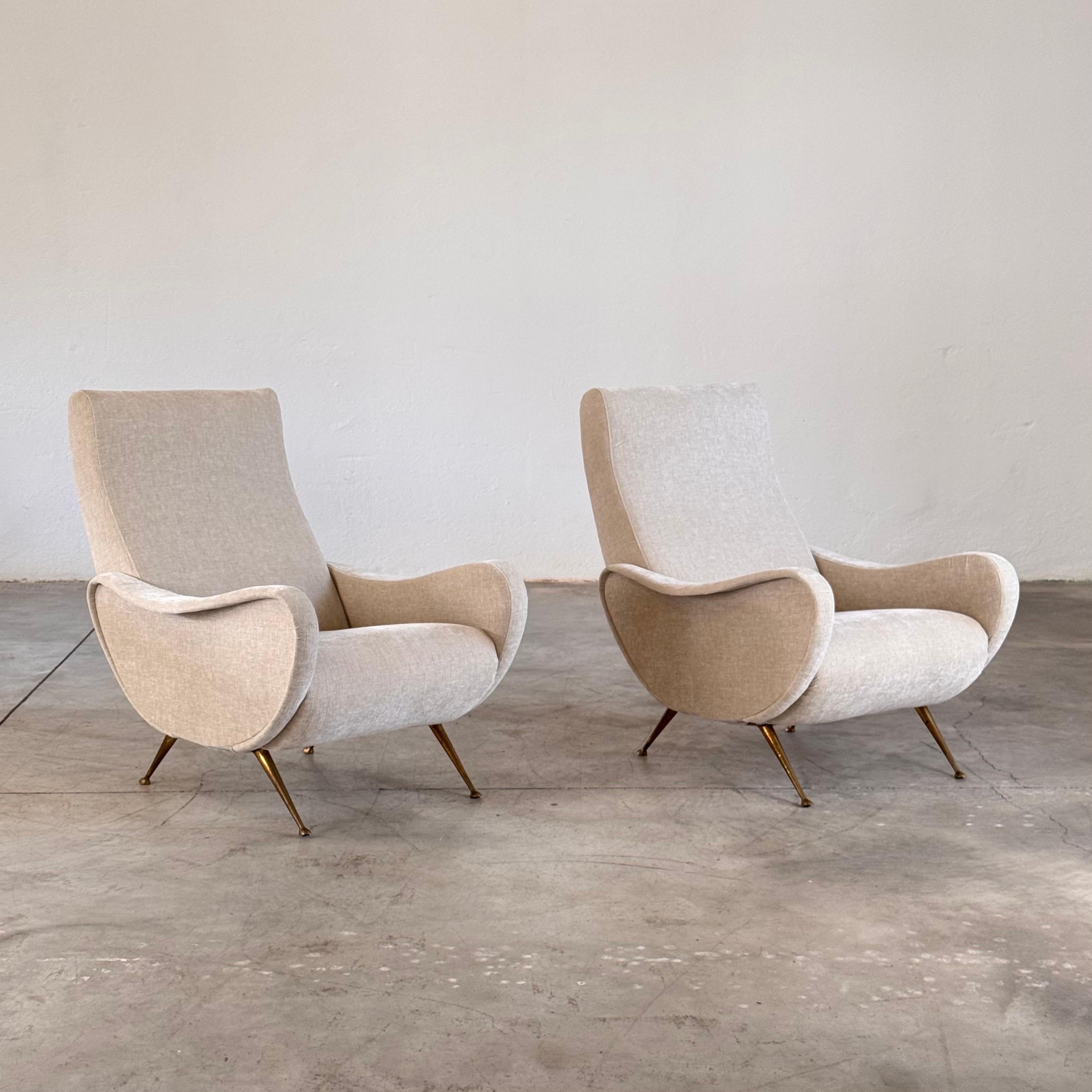 Una sofisticata coppia di sedie da salotto italiane degli anni '50 disegnate da Gigi Radice e prodotte da Minotti, evocative del celebre modello Lady. Queste poltrone incarnano l'eleganza e il dinamismo del design italiano di metà secolo, con