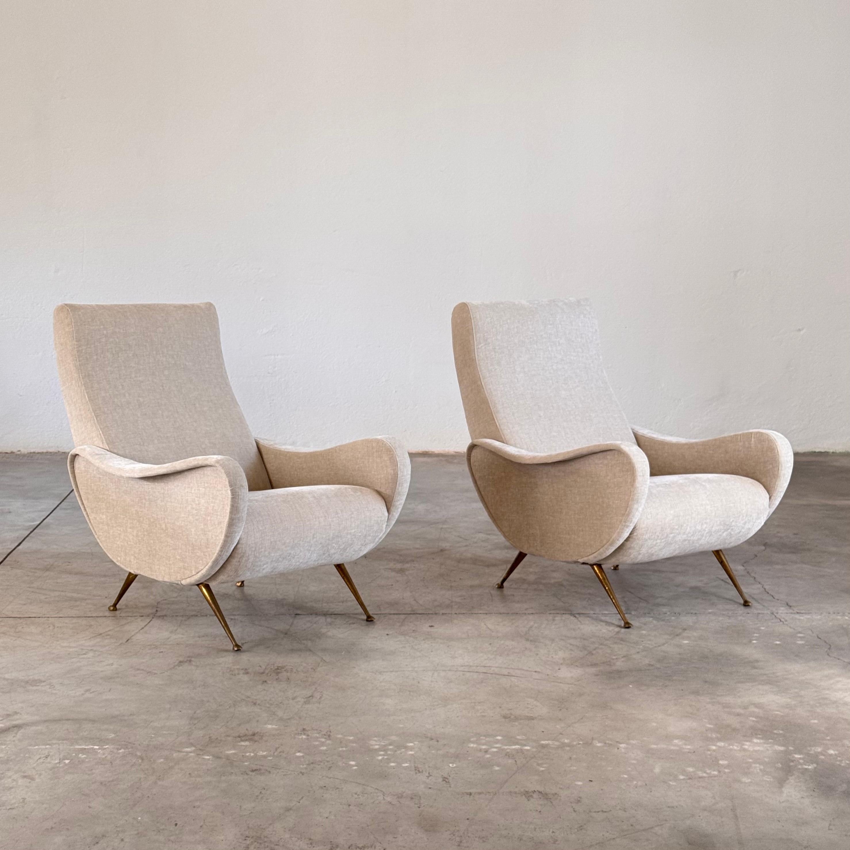 Une paire sophistiquée de chaises longues italiennes des années 1950, conçues par Gigi Radice et produites par Minotti, évoquant le célèbre modèle Lady. Ces fauteuils incarnent l'élégance et le dynamisme du design italien du milieu du siècle, avec