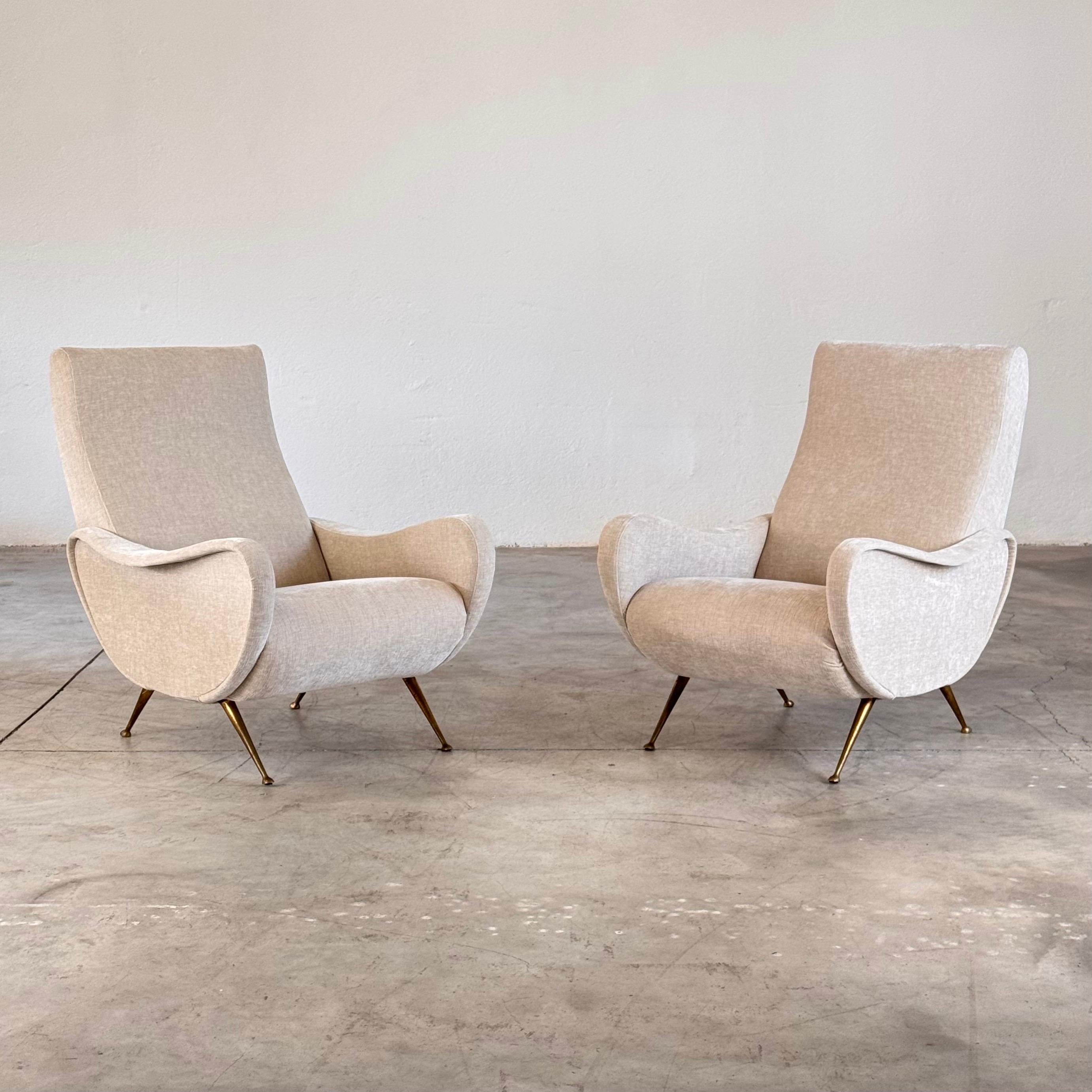 Mid-Century moderno Coppia di sedie da salotto italiane degli anni '50 di Gigi Radice, in tessuto Rubelli in vendita