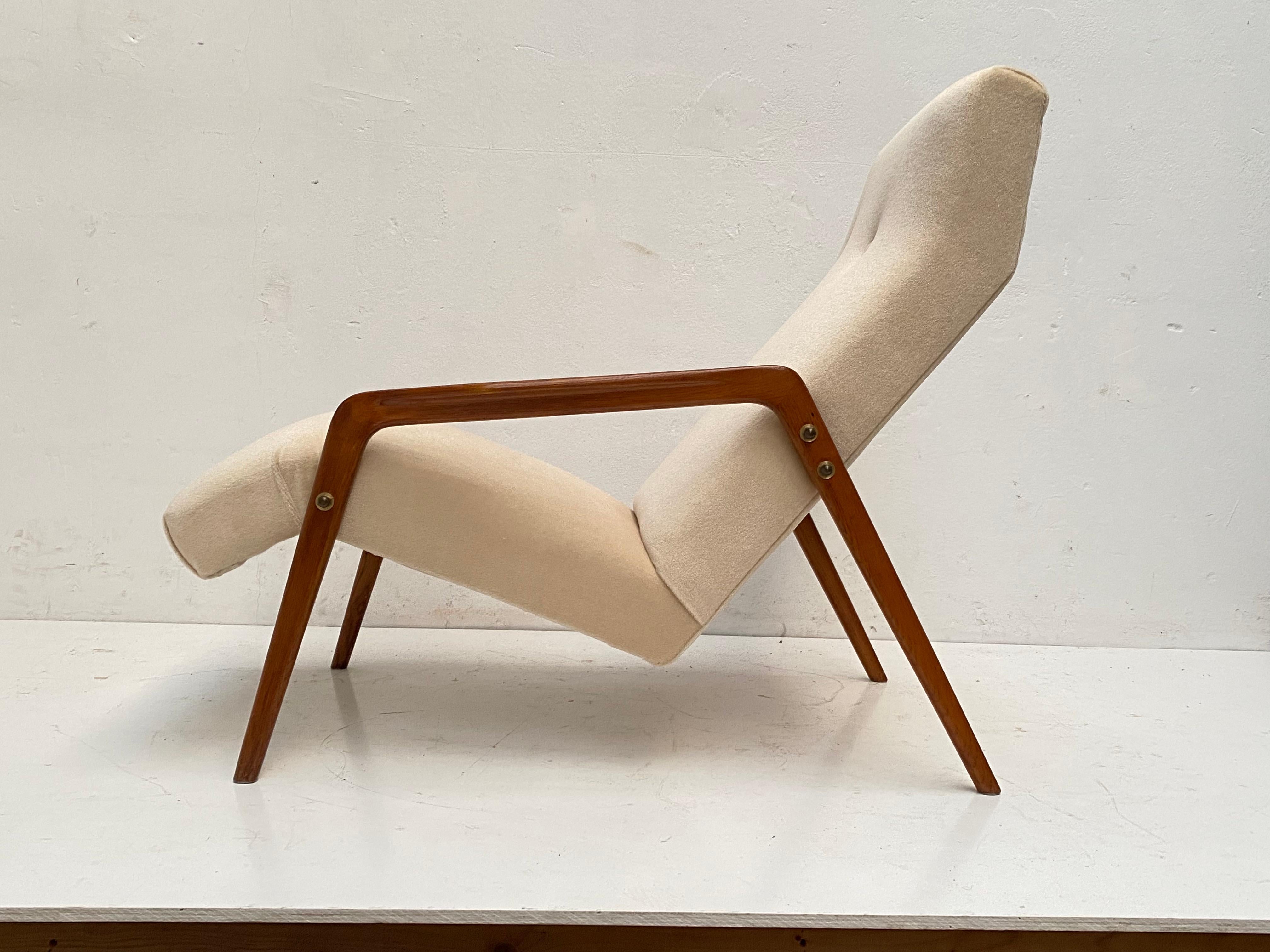 Pair of 1950's Italian Lounge Chairs in Mohair Velvet restauriert & New Polsterung! im Angebot 6