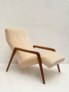 Coppia di sedie da salotto italiane degli anni '50 in velluto di mohair restaurate e rivestite di nuovo!