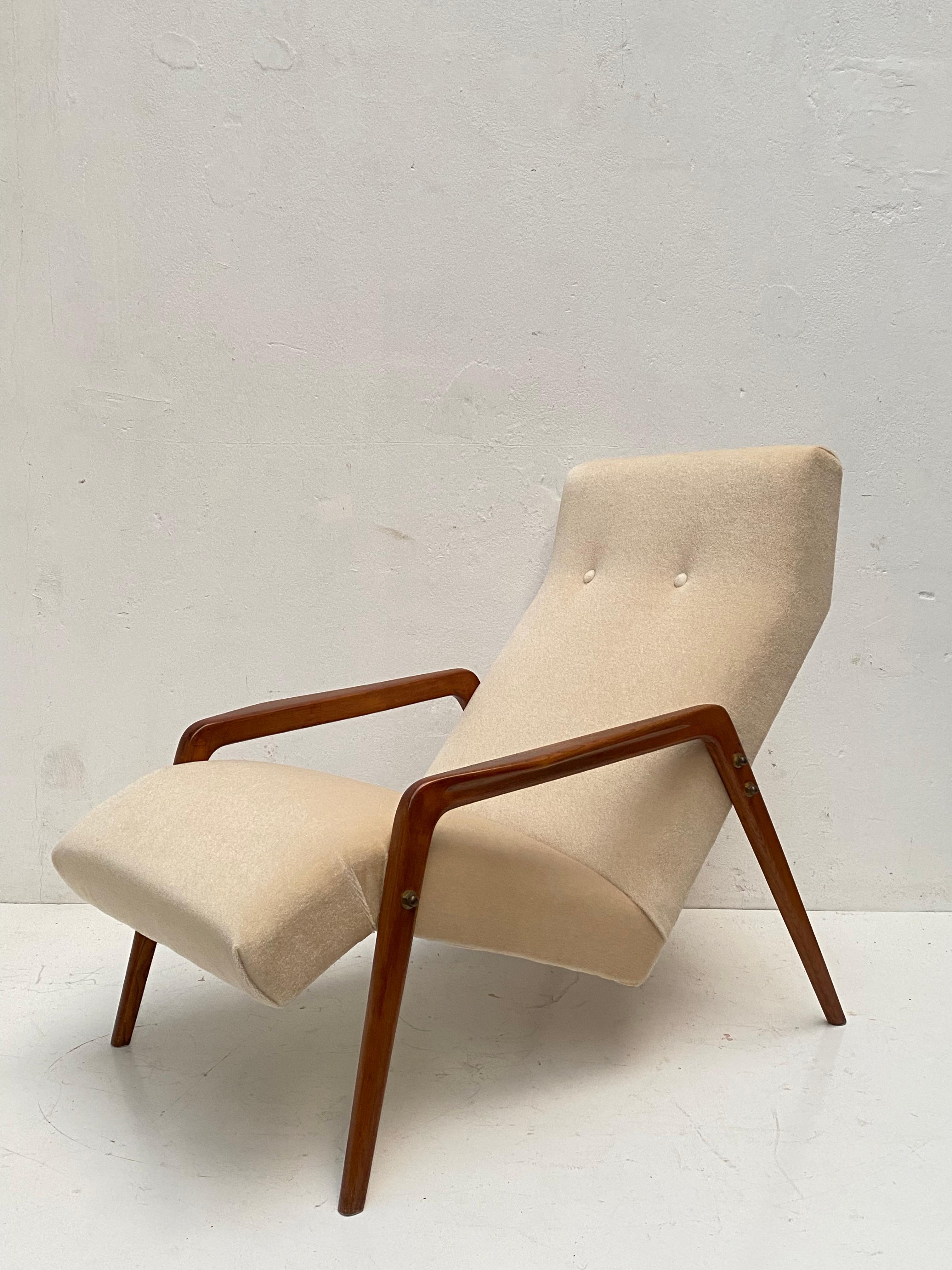 Pair of 1950's Italian Lounge Chairs in Mohair Velvet restauriert & New Polsterung! (Italienisch) im Angebot