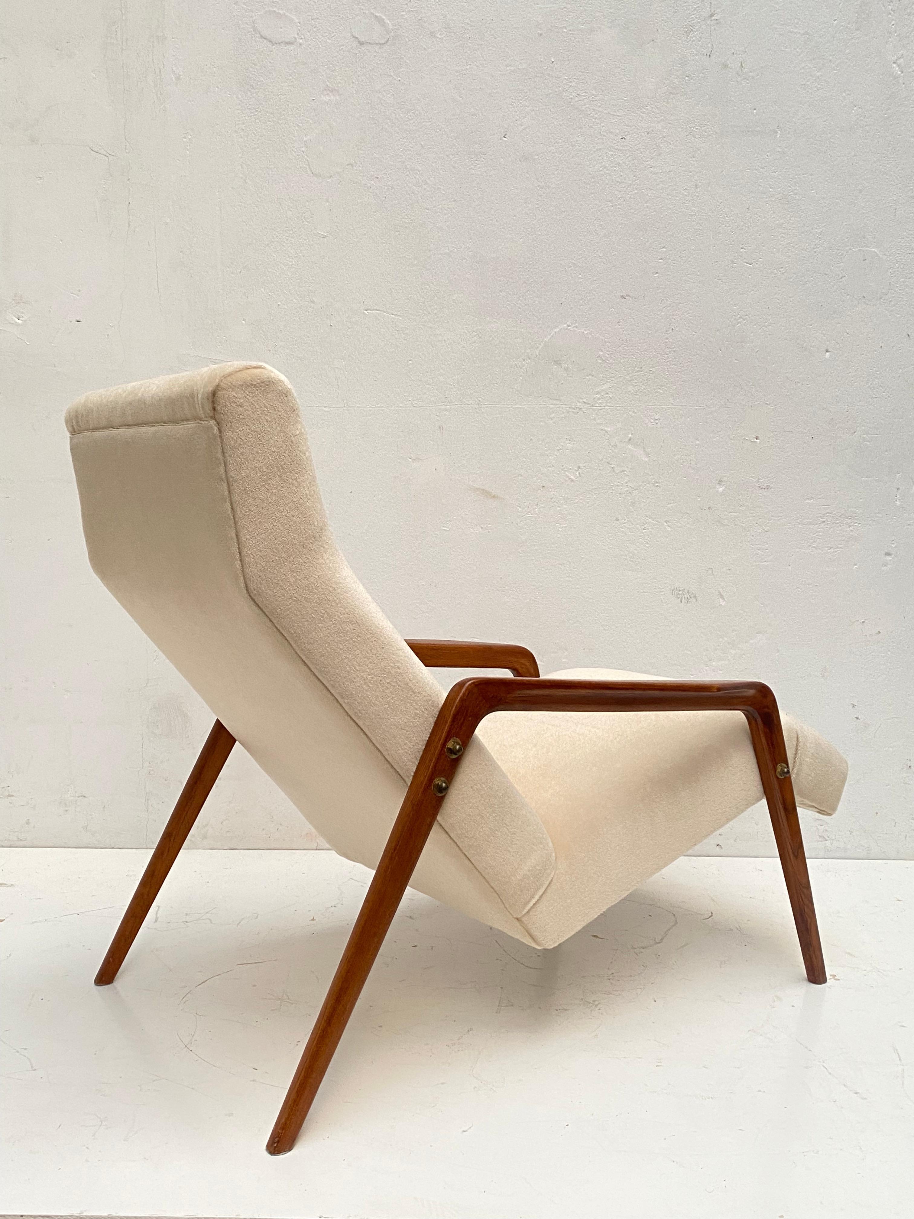 Pair of 1950's Italian Lounge Chairs in Mohair Velvet restauriert & New Polsterung! im Zustand „Gut“ im Angebot in bergen op zoom, NL