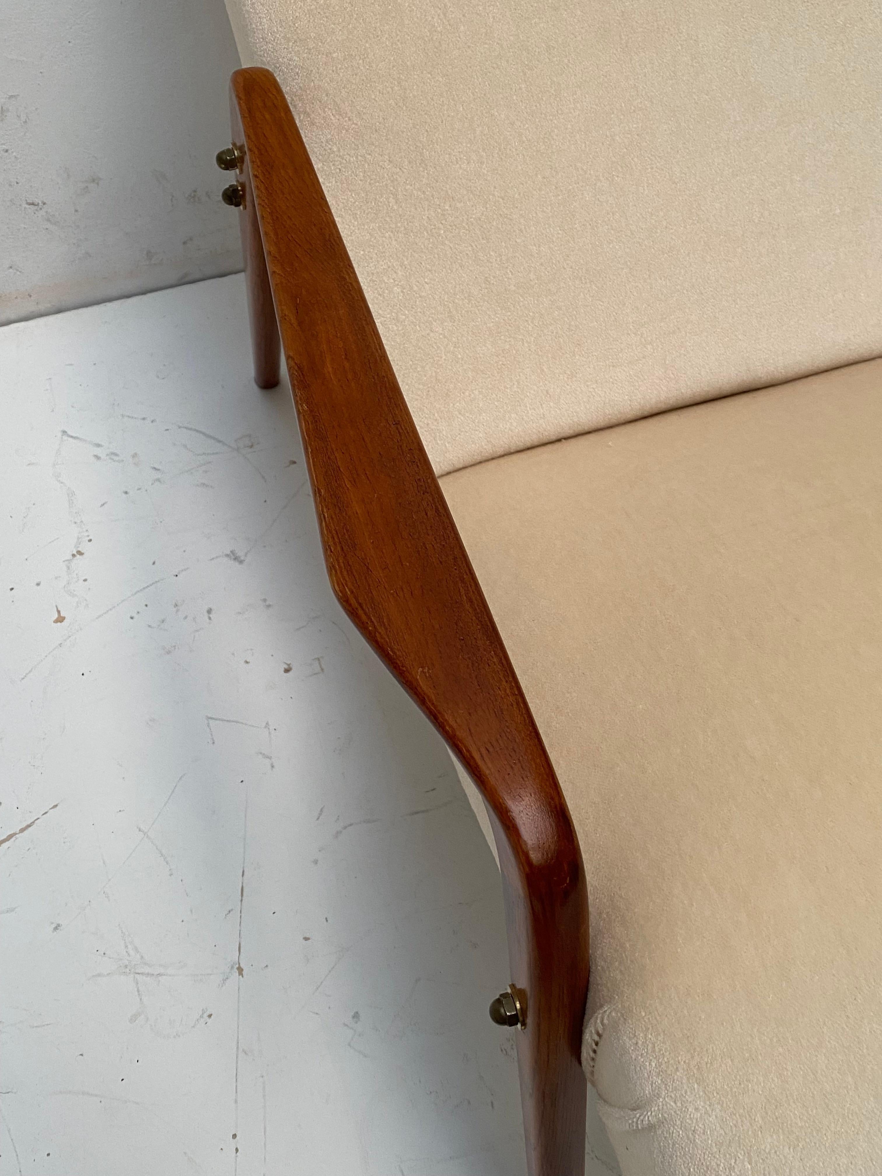 Pair of 1950's Italian Lounge Chairs in Mohair Velvet restauriert & New Polsterung! (Messing) im Angebot