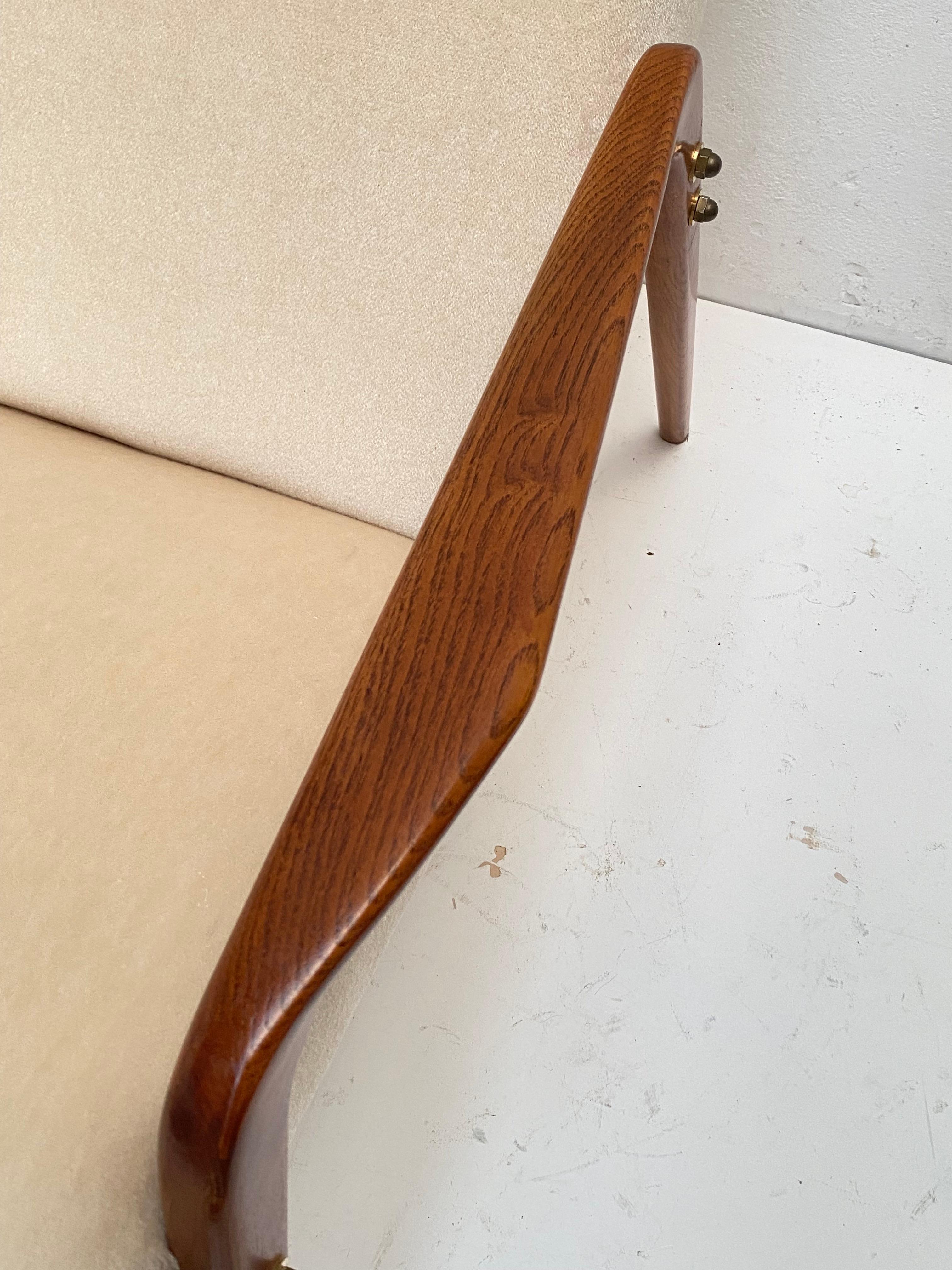 Coppia di sedie da salotto italiane degli anni '50 in velluto di mohair restaurate e rivestite di nuovo! in vendita 1