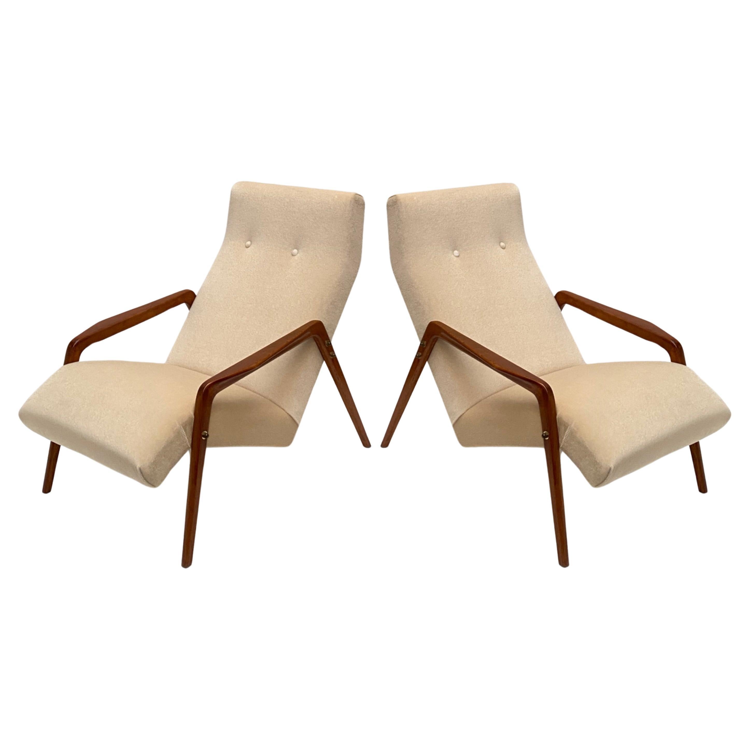 Pair of 1950's Italian Lounge Chairs in Mohair Velvet restauriert & New Polsterung! im Angebot