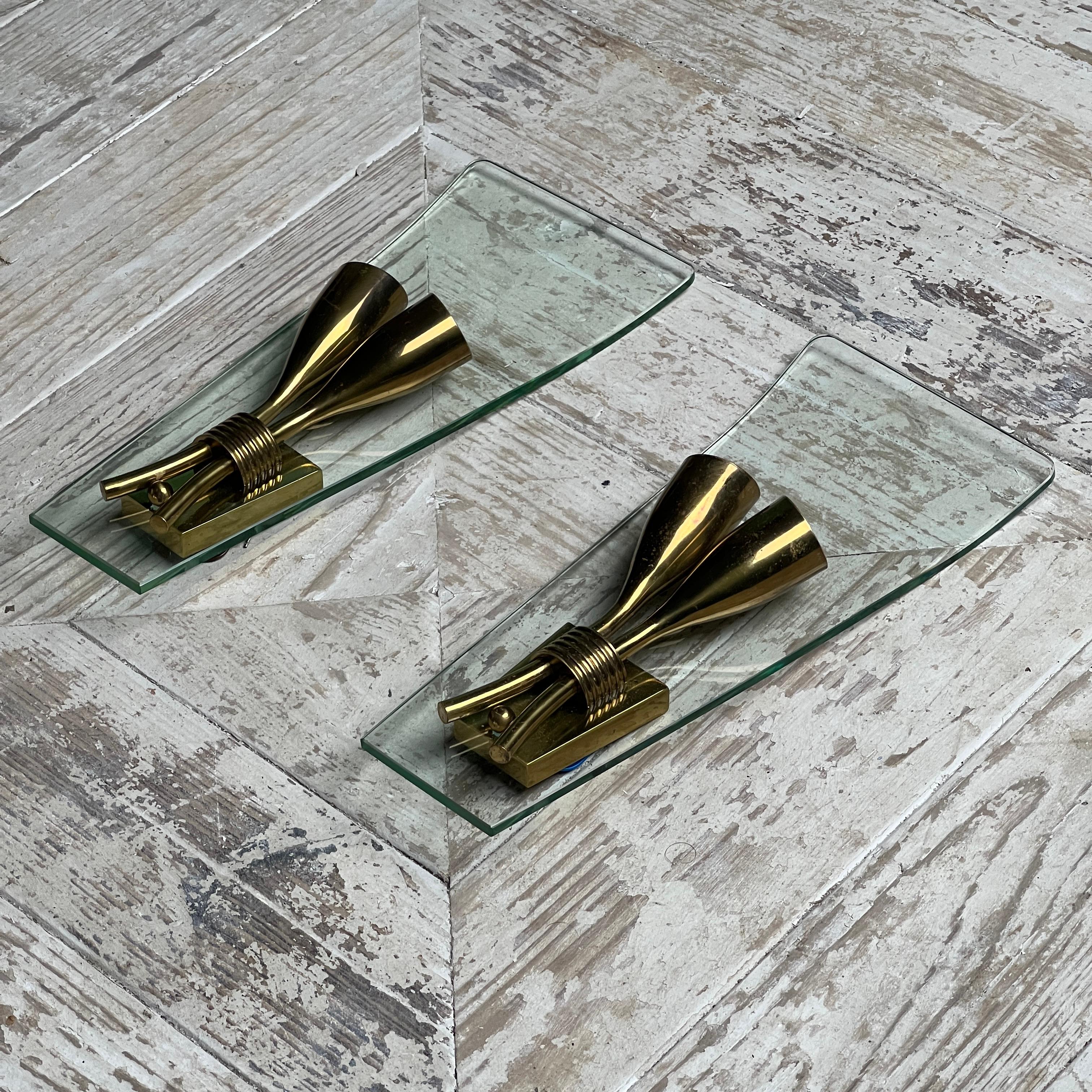 Paar 1950S Italienisch Mitte des Jahrhunderts Moderne gekrümmte Glas Wandleuchte Sconces (Moderne der Mitte des Jahrhunderts) im Angebot