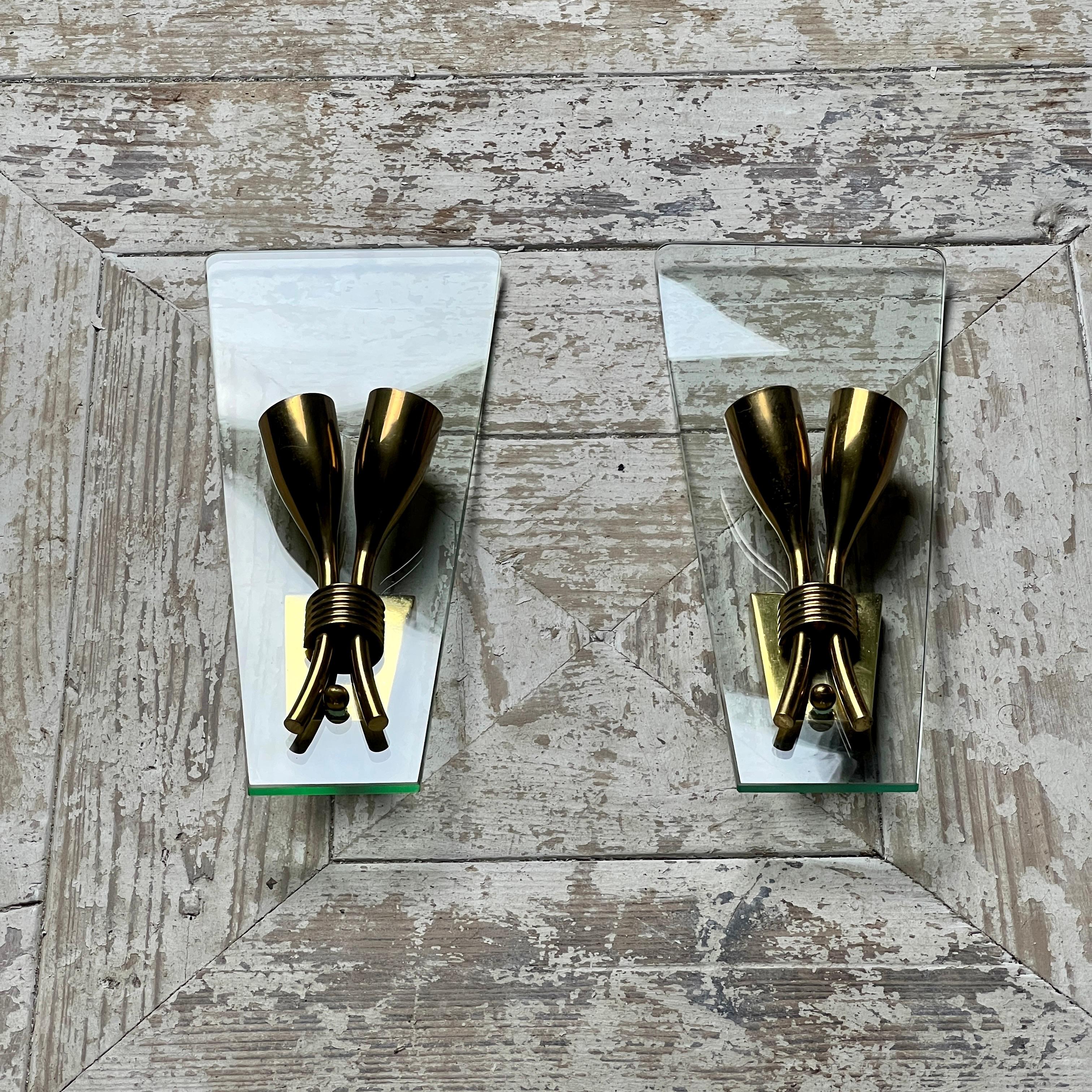 Paar 1950S Italienisch Mitte des Jahrhunderts Moderne gekrümmte Glas Wandleuchte Sconces im Zustand „Gut“ im Angebot in London, GB