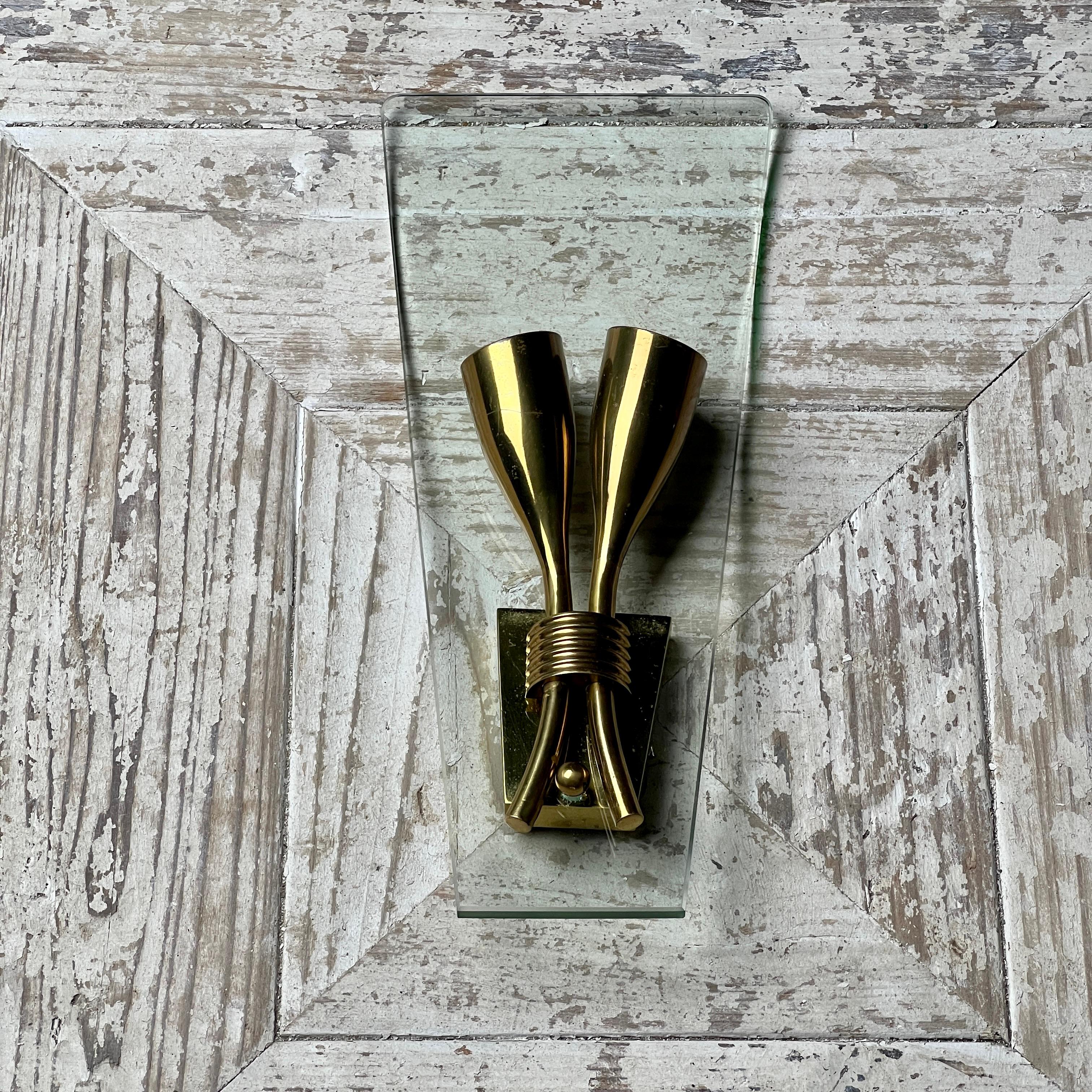 Paar 1950S Italienisch Mitte des Jahrhunderts Moderne gekrümmte Glas Wandleuchte Sconces (Messing) im Angebot