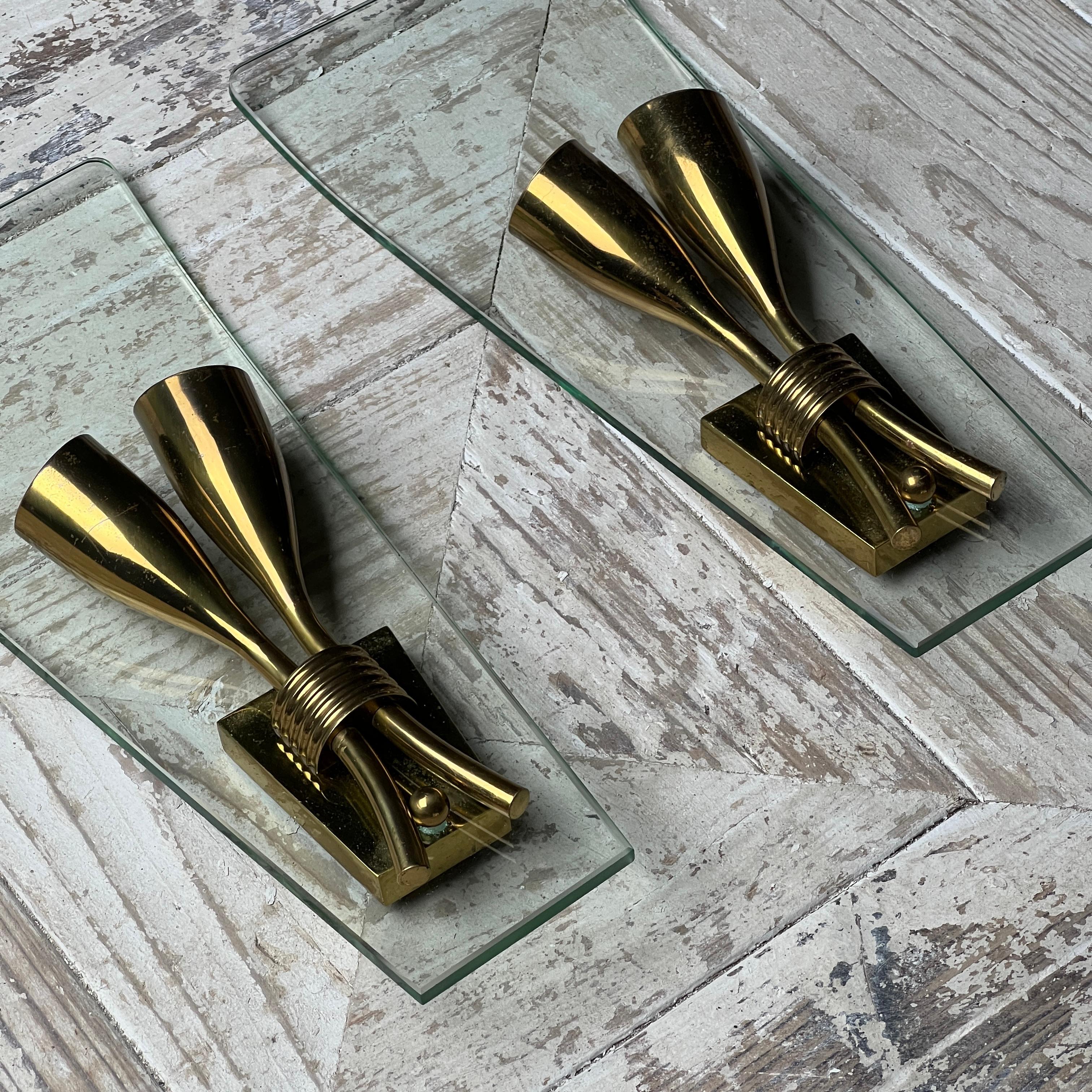 Paar 1950S Italienisch Mitte des Jahrhunderts Moderne gekrümmte Glas Wandleuchte Sconces im Angebot 1