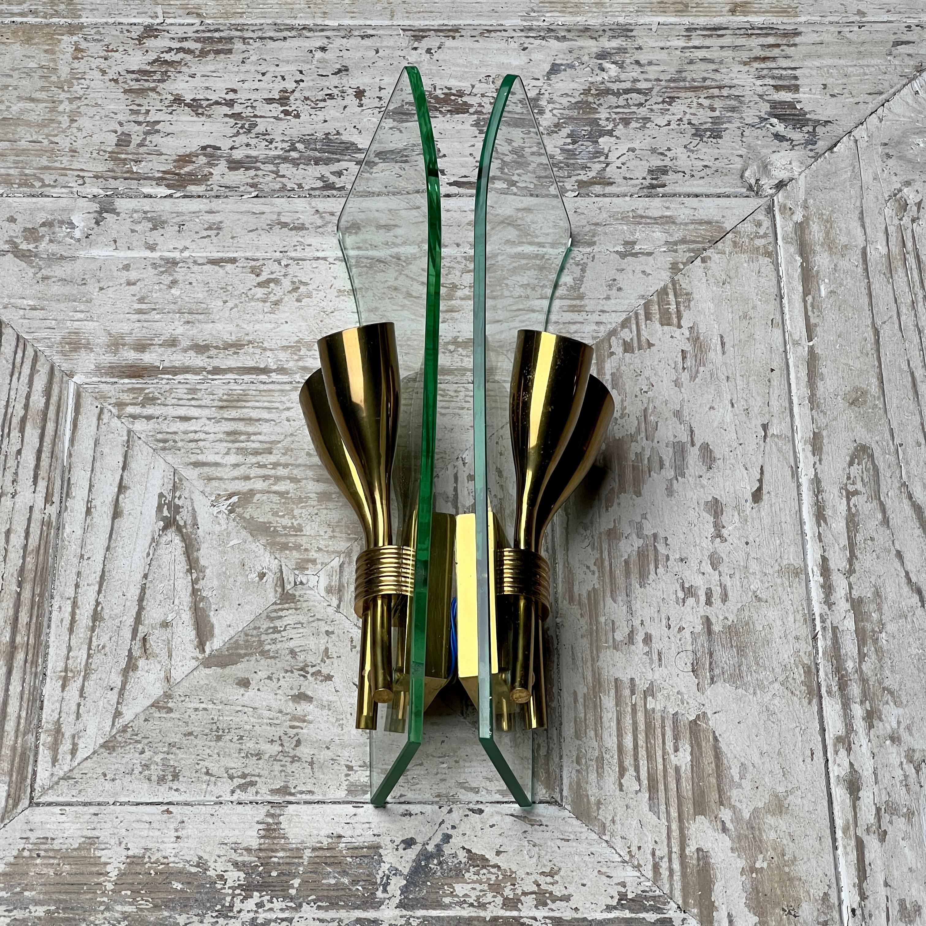 Paar 1950S Italienisch Mitte des Jahrhunderts Moderne gekrümmte Glas Wandleuchte Sconces im Angebot 2