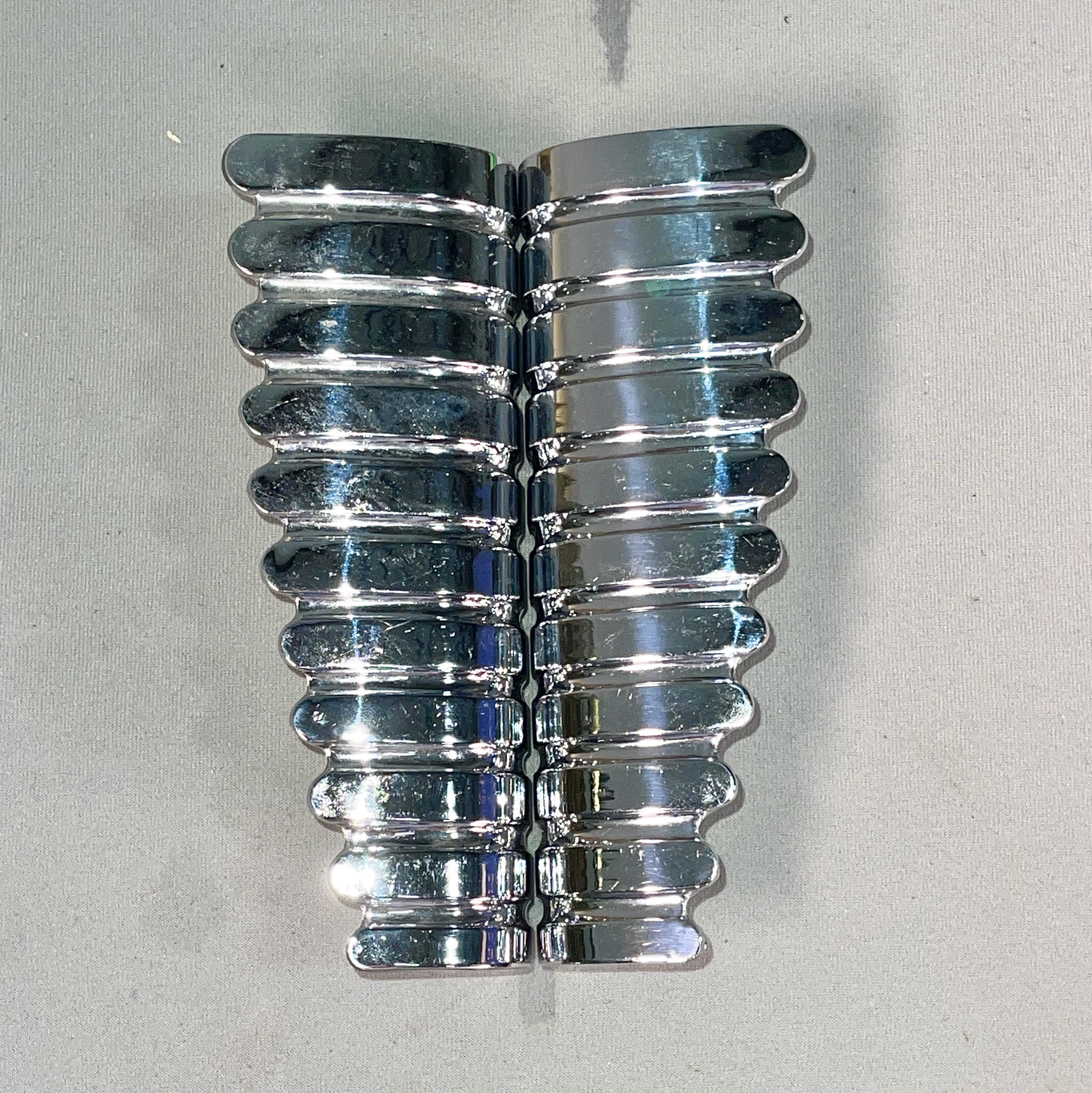 Nous avons deux paires de poignées de porte italiennes des années 1950 en forme d'ailes modernistes très stylisées en laiton nickelé. New Old Stock.
Prix par paire (une gauche et une droite).