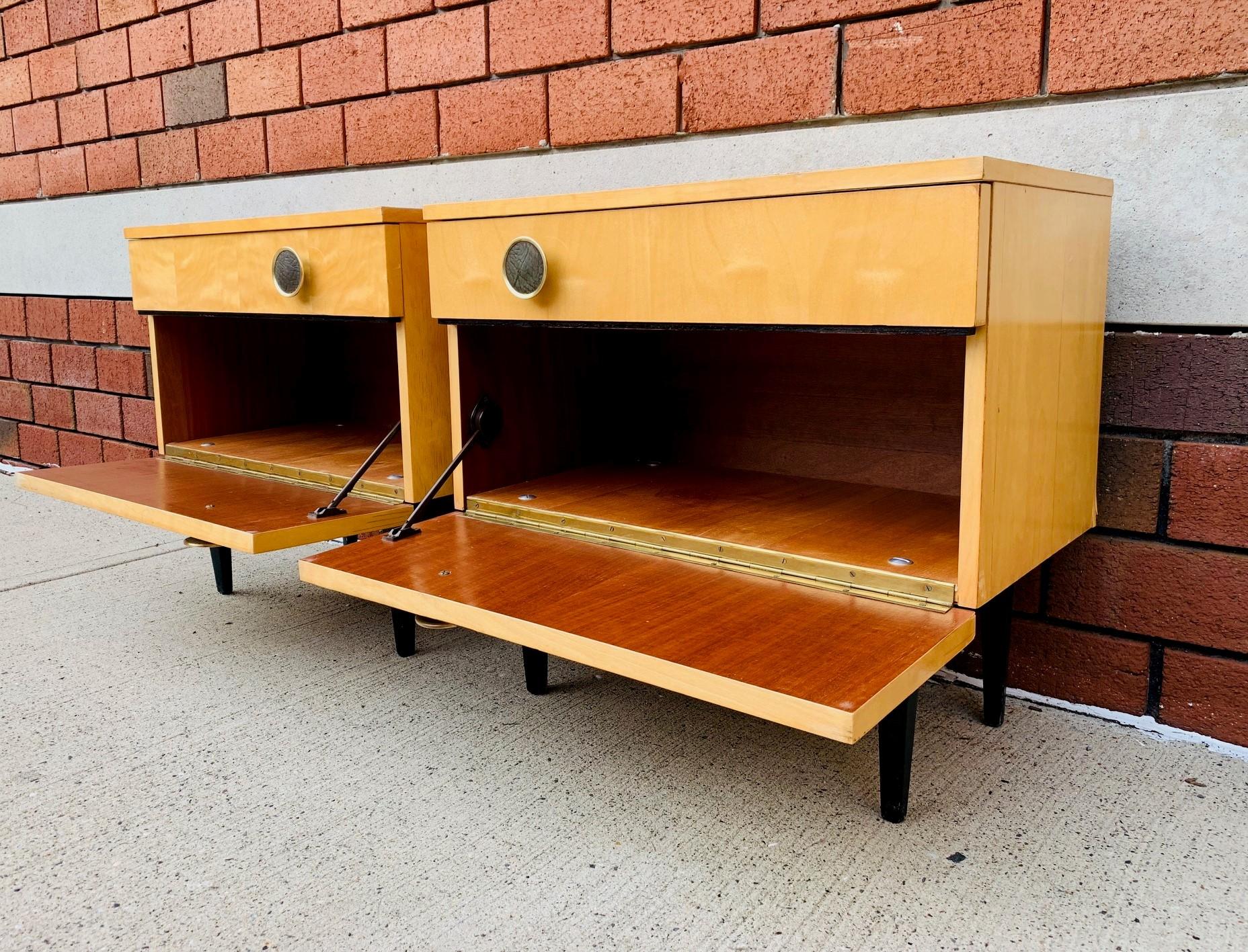 Mid-Century Modern Pair of 1950s Italian Nightstands For Sale