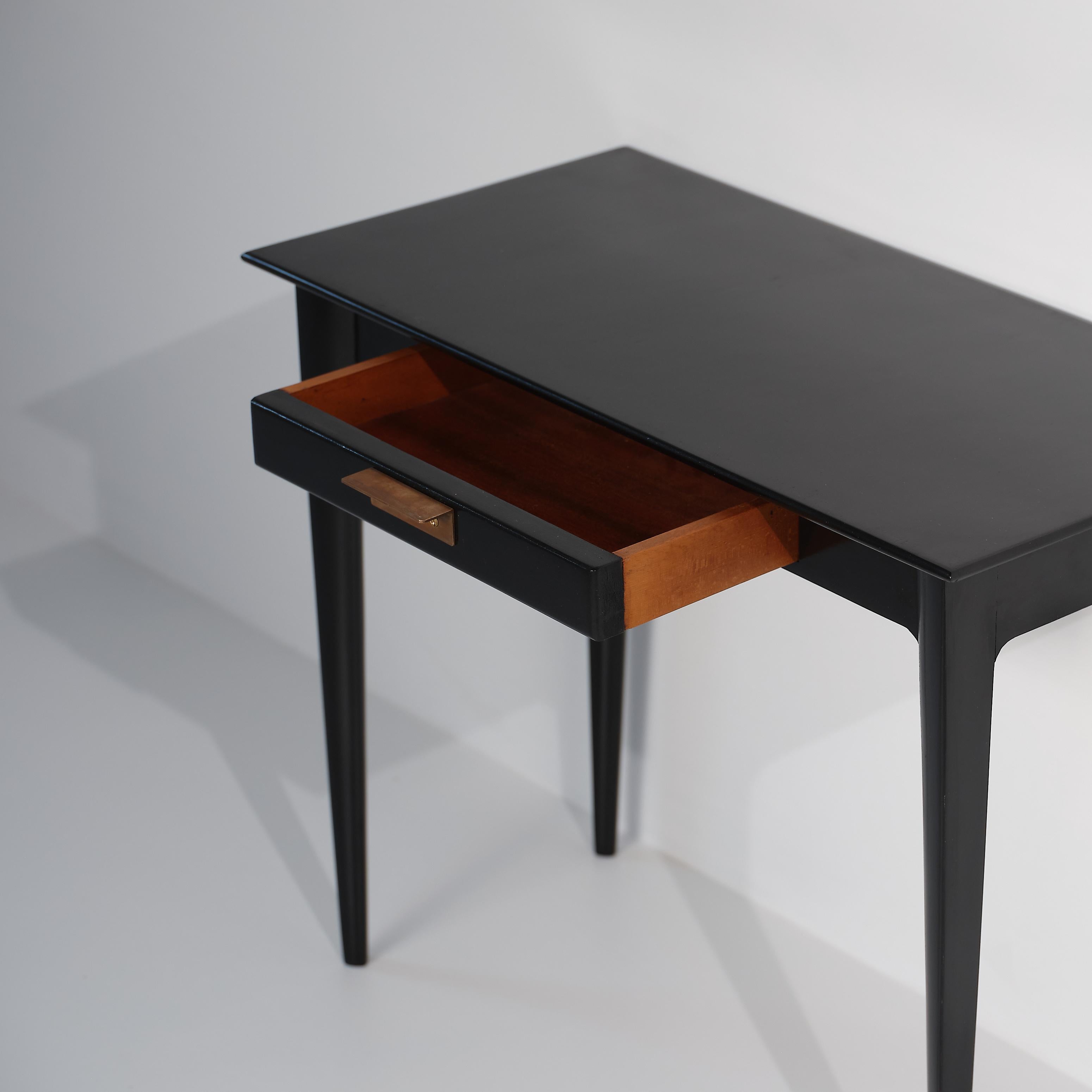 Paire de tables de nuit du milieu du siècle (également utilisables comme tables de chevet), Italie, années 1950. Bois massif recouvert d'une nouvelle laque pigmentée noire à la gomme-laque ; tiroir central avec tirette en laiton et intérieur en bois