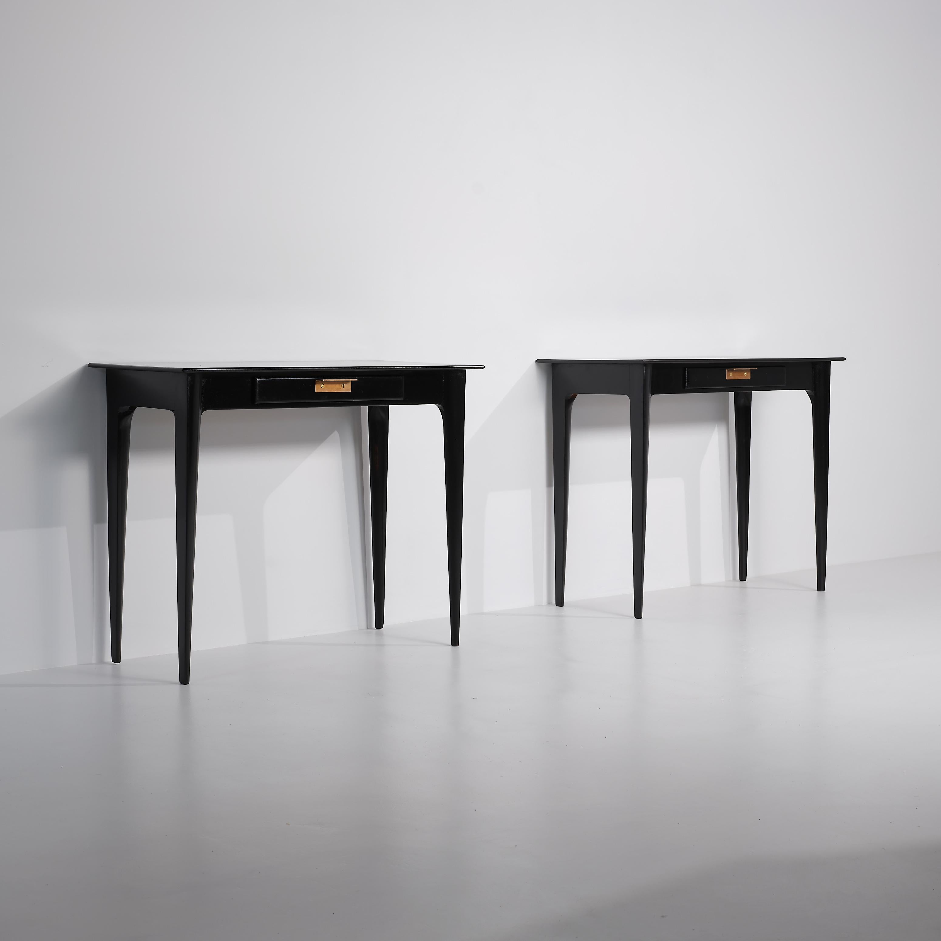 Mid-Century Modern Paire de tables de nuit italiennes des années 1950 en laque noire avec poignées en laiton en vente