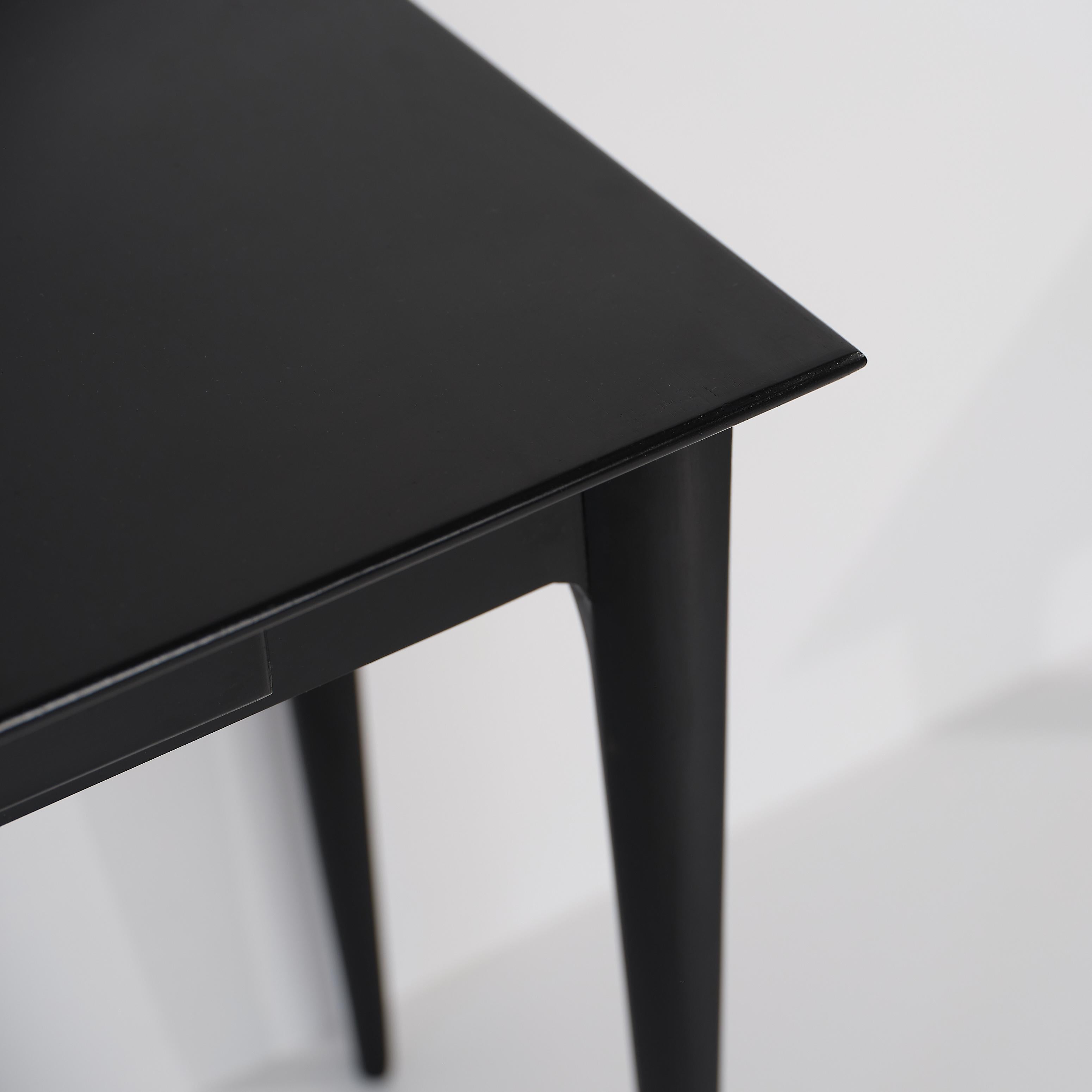 Laiton Paire de tables de nuit italiennes des années 1950 en laque noire avec poignées en laiton en vente