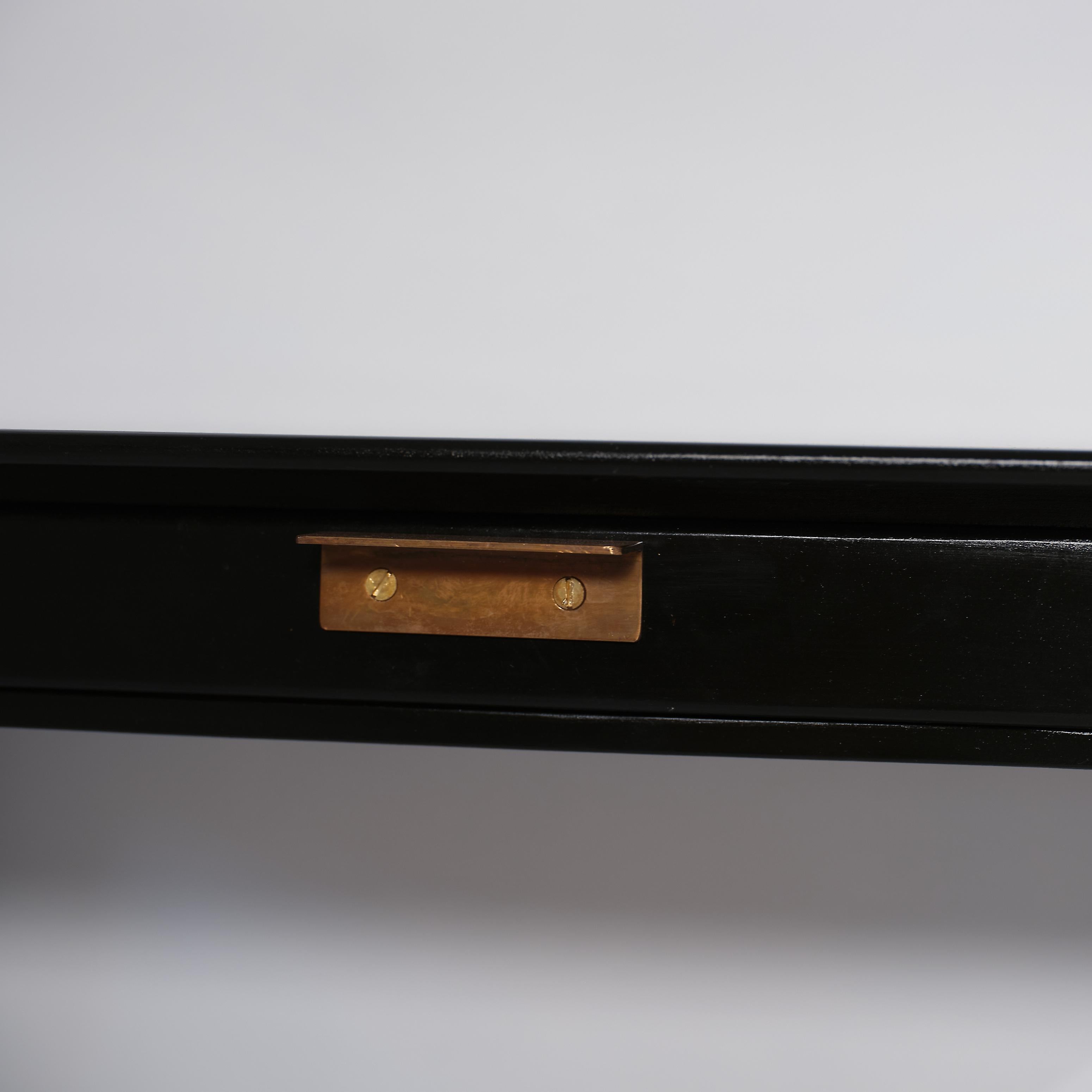 Paire de tables de nuit italiennes des années 1950 en laque noire avec poignées en laiton en vente 1