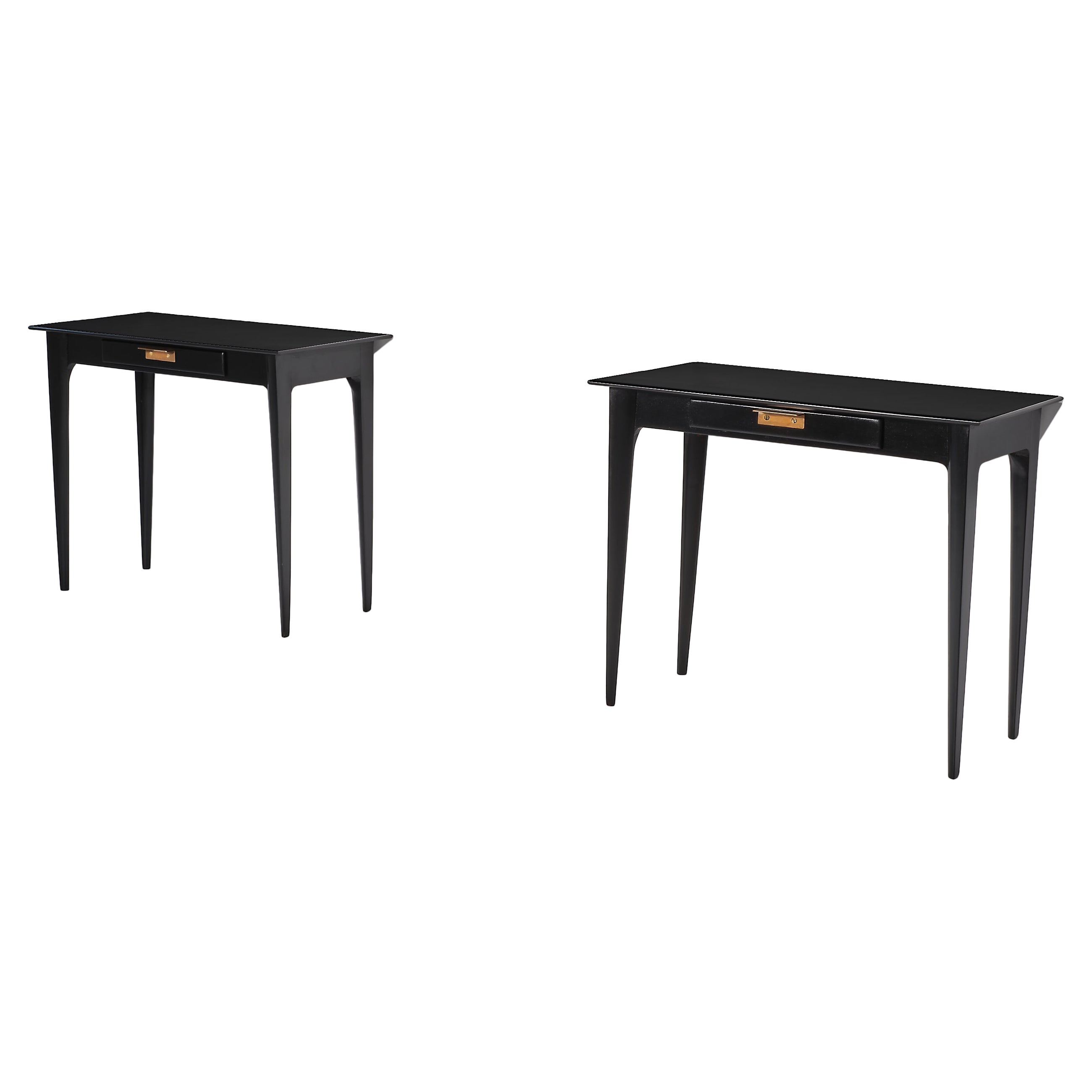 Paire de tables de nuit italiennes des années 1950 en laque noire avec poignées en laiton