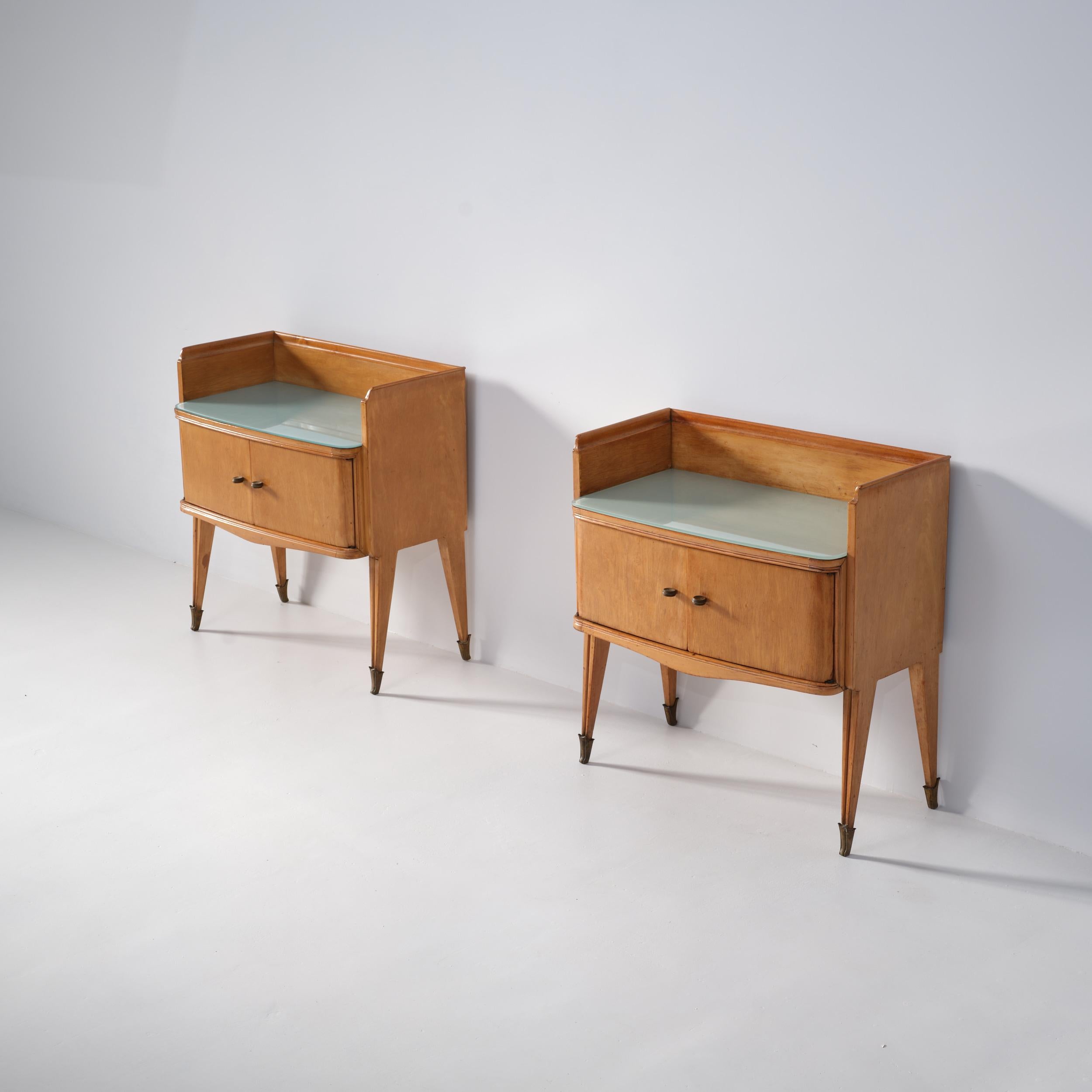 Paire de tables de chevet en Oak Oak italien des années 1950 avec plateaux en verre peints en arrière-plan gris-vert Bon état - En vente à Rome, IT