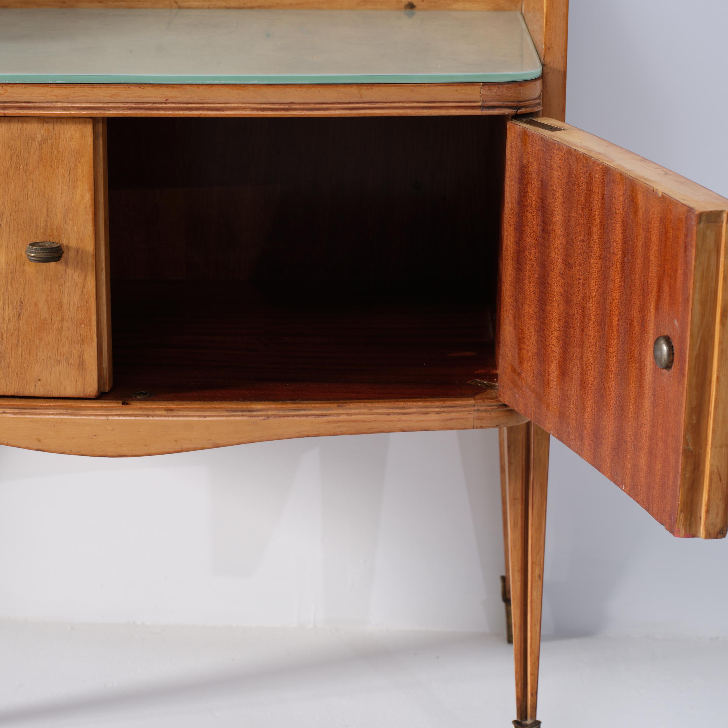 Milieu du XXe siècle Paire de tables de chevet en Oak Oak italien des années 1950 avec plateaux en verre peints en arrière-plan gris-vert en vente