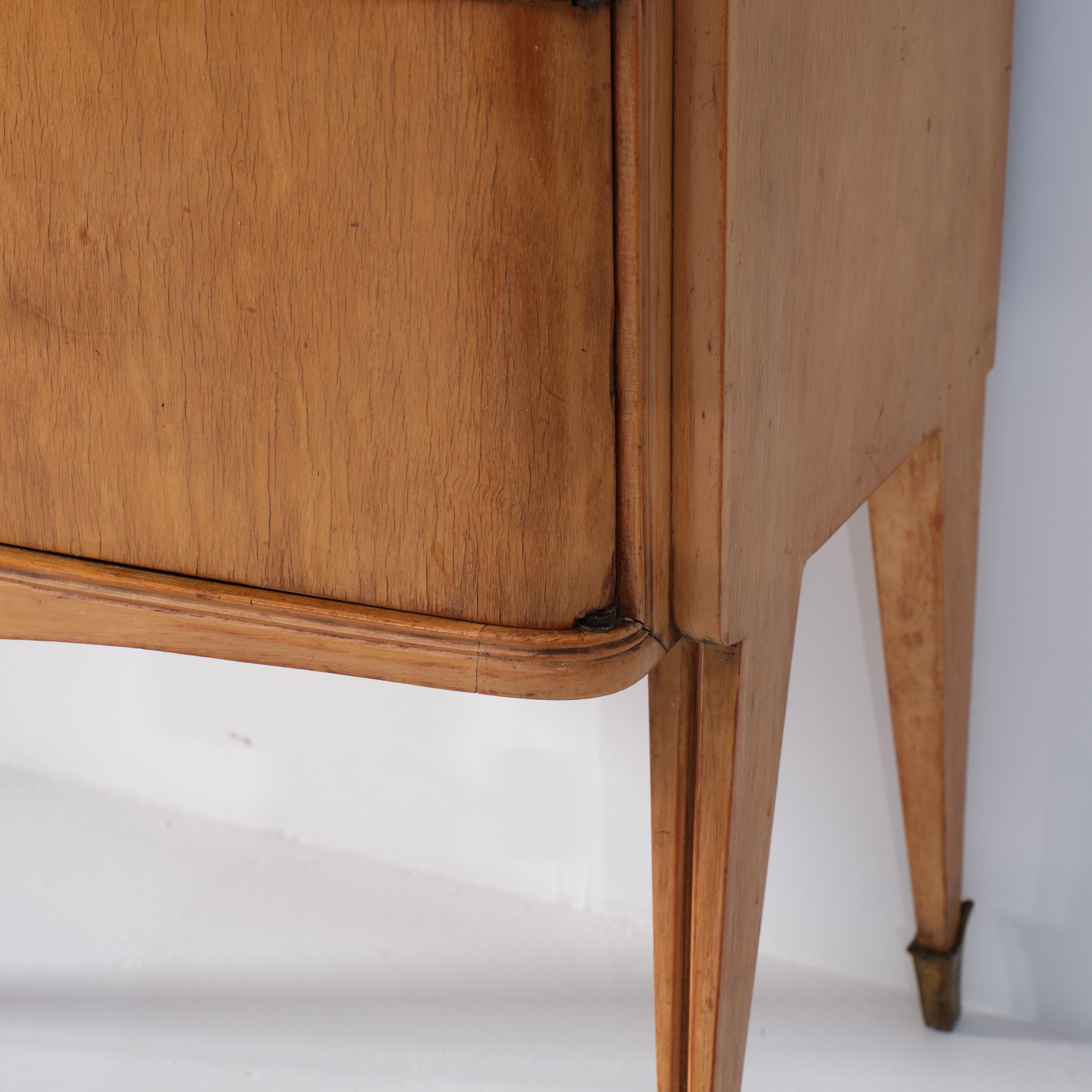 Laiton Paire de tables de chevet en Oak Oak italien des années 1950 avec plateaux en verre peints en arrière-plan gris-vert en vente