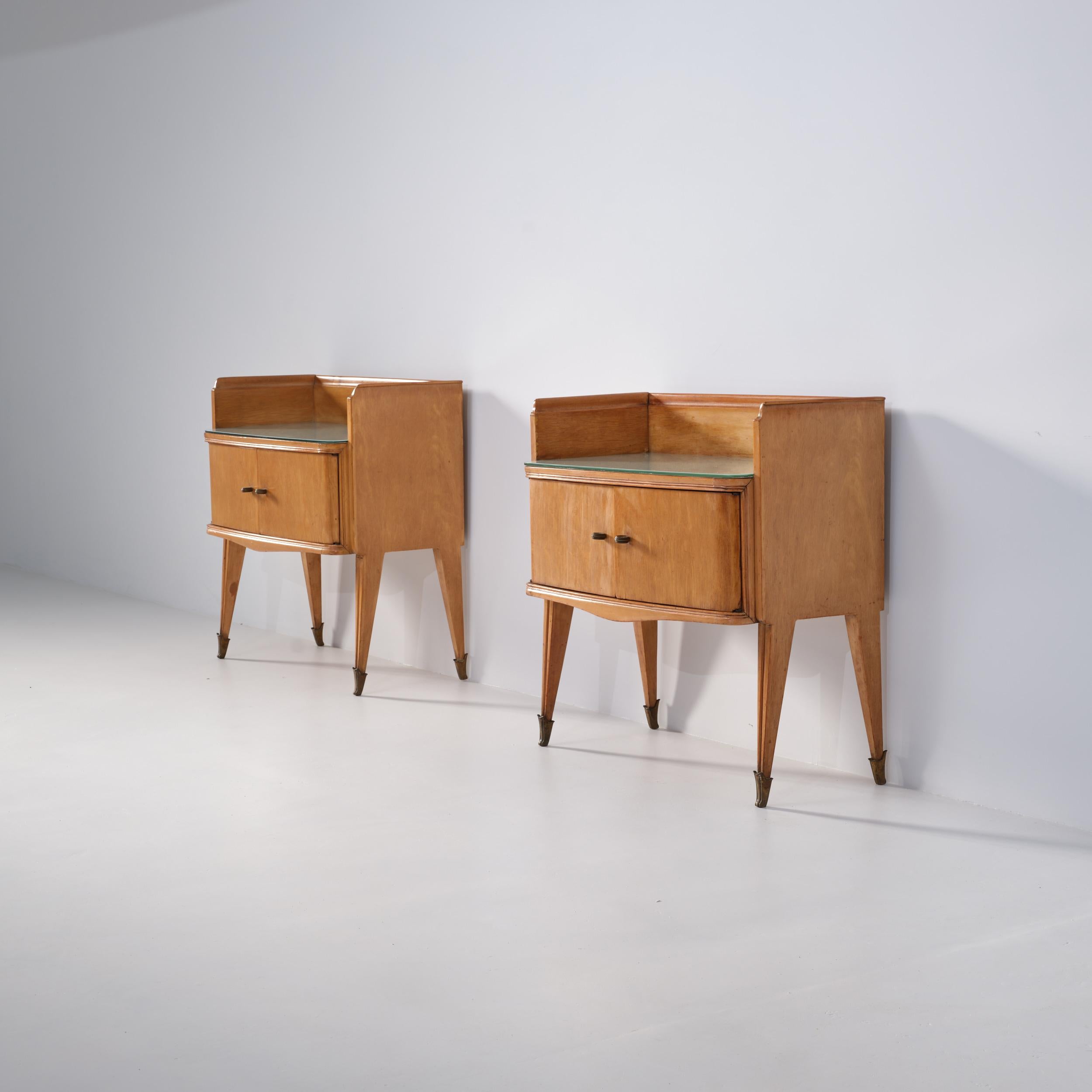 Paire de tables de chevet en Oak Oak italien des années 1950 avec plateaux en verre peints en arrière-plan gris-vert en vente 1