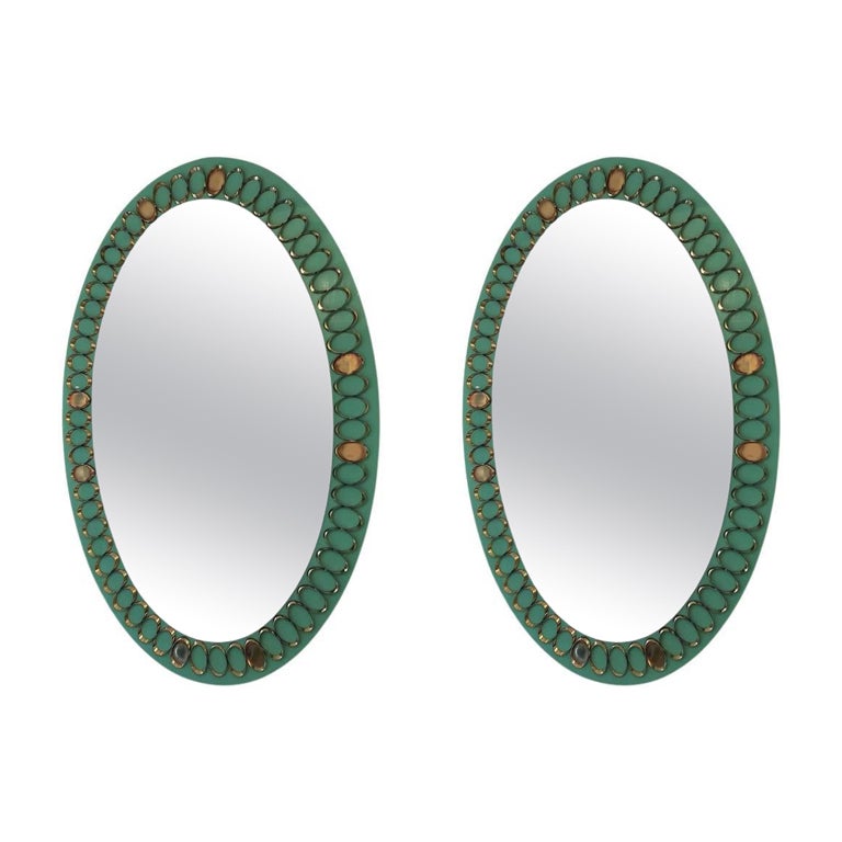 Paire de miroirs italiens des années 1950 en verre opalin et laiton en vente