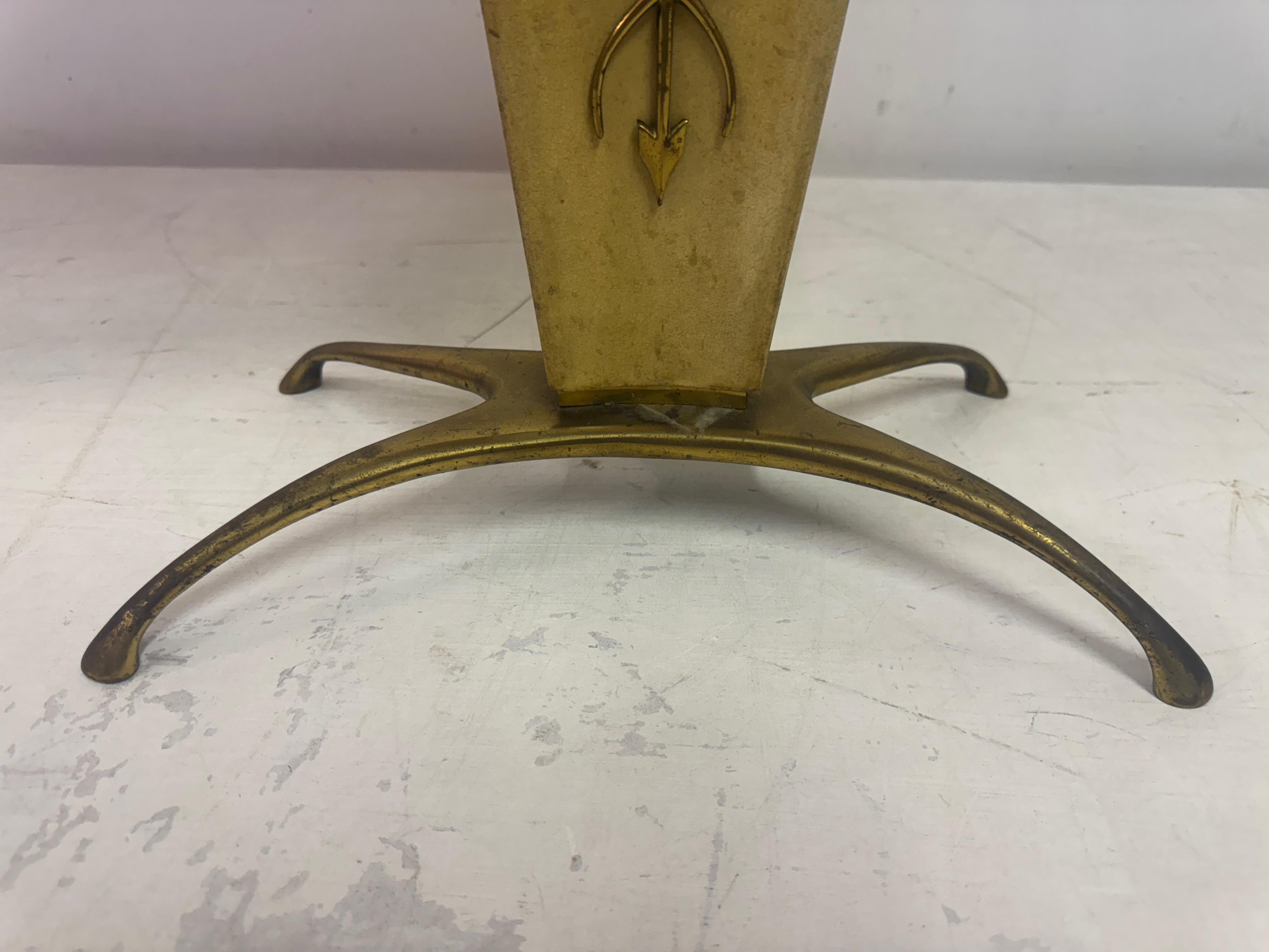 Pareja de mesillas de noche o mesillas de noche italianas de pergamino de los años 50 en venta 3