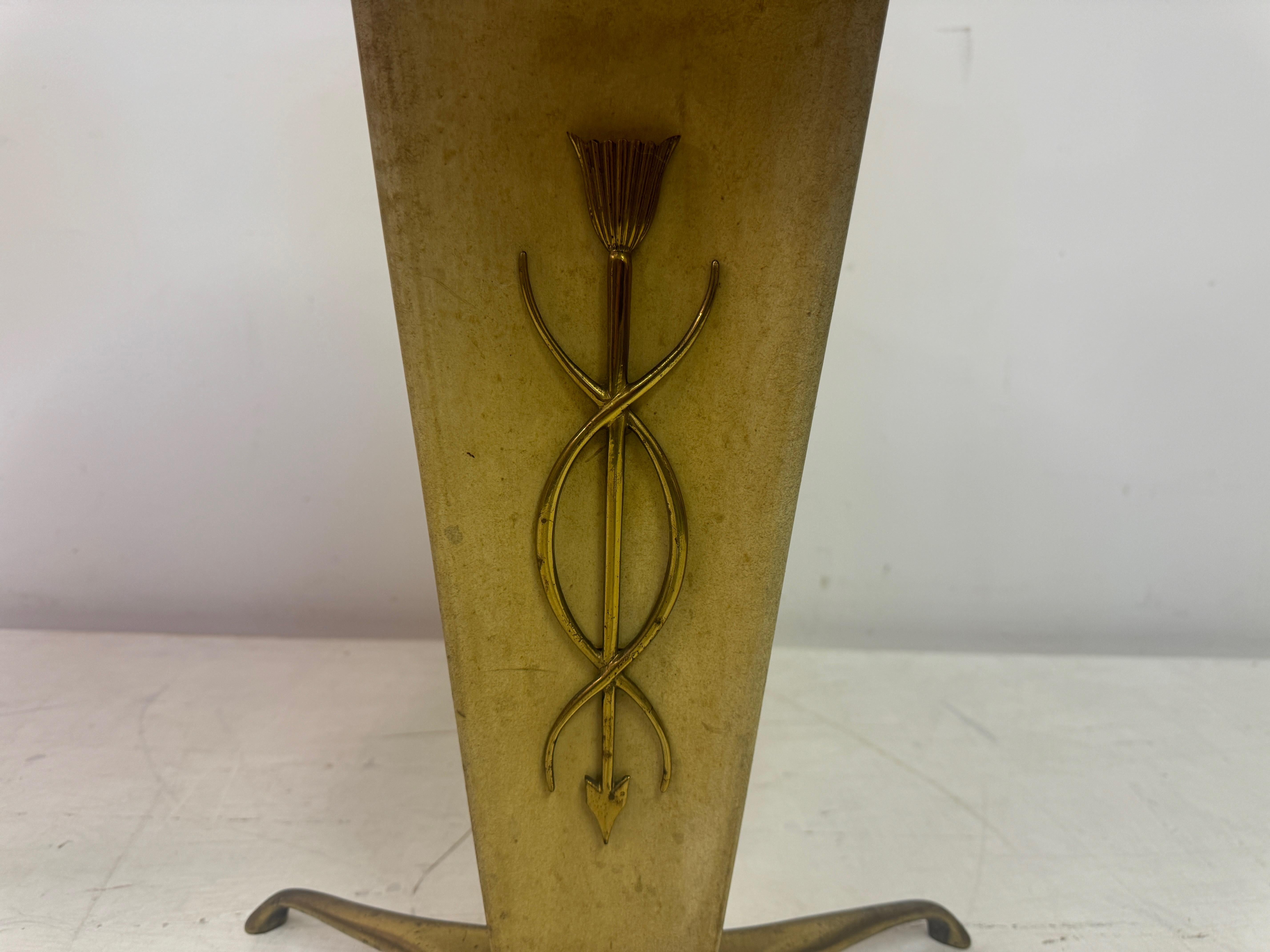 Pareja de mesillas de noche o mesillas de noche italianas de pergamino de los años 50 en venta 4