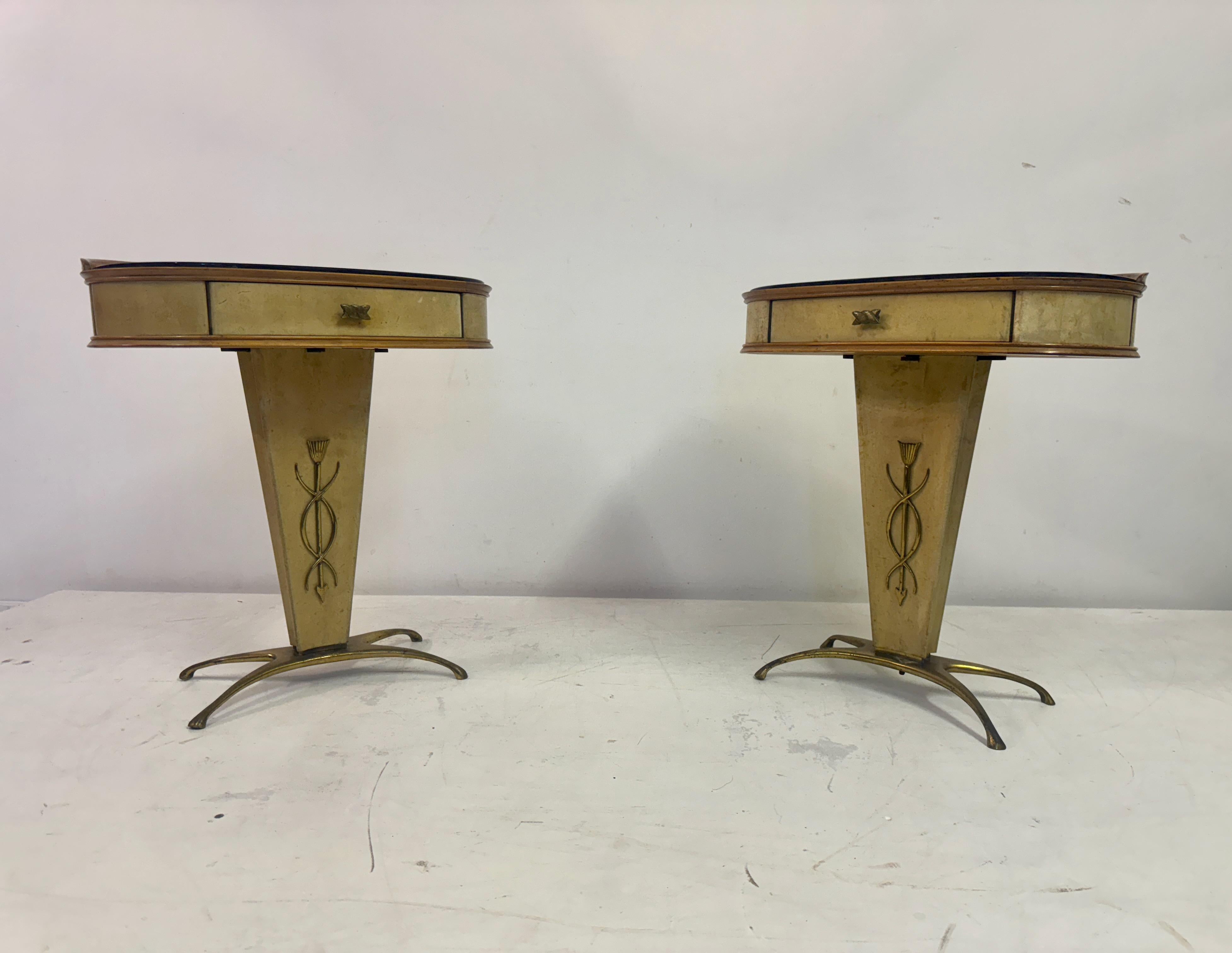 Pareja de mesillas de noche o mesillas de noche italianas de pergamino de los años 50 en venta 5