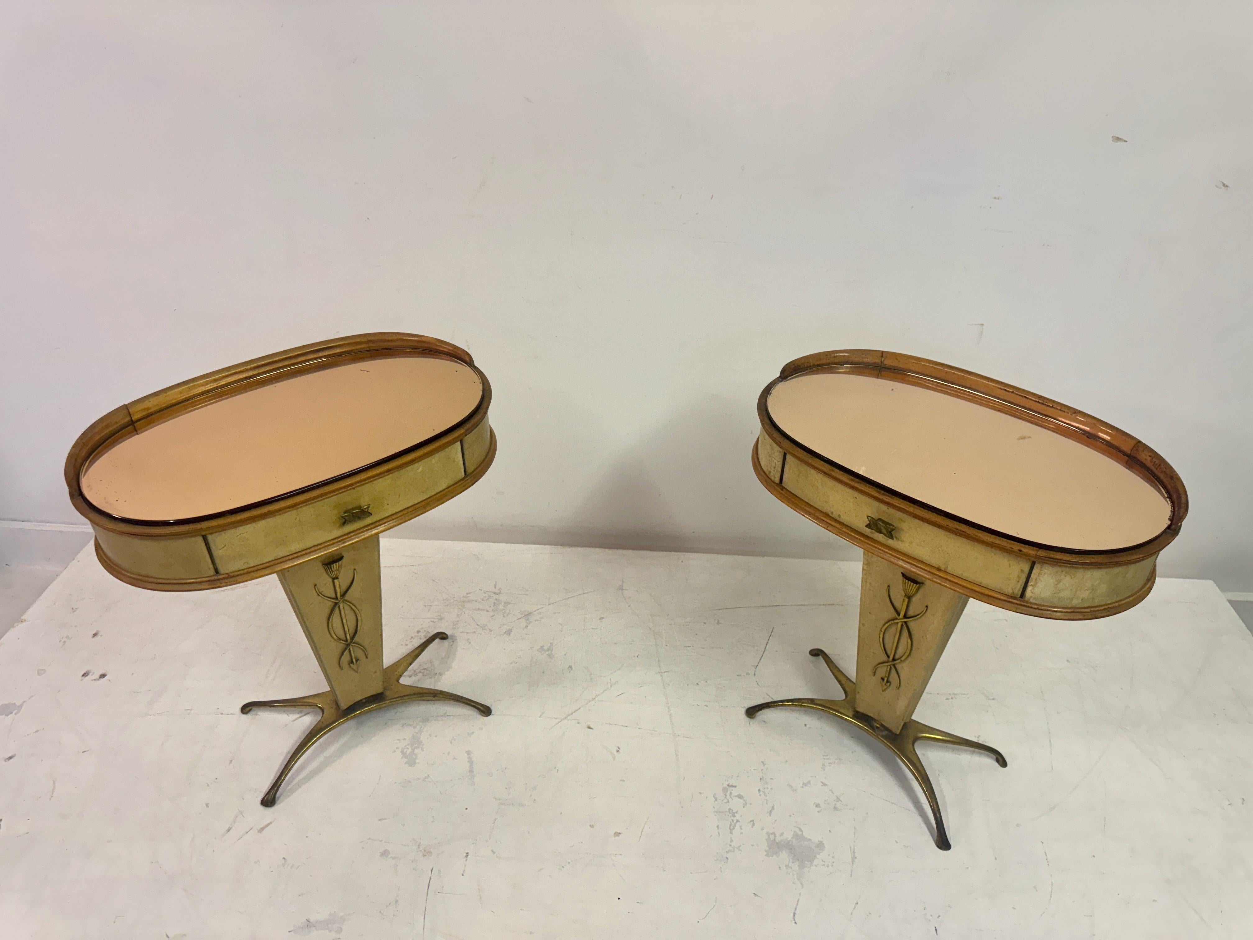 Pareja de mesillas de noche o mesillas de noche italianas de pergamino de los años 50 en venta 6