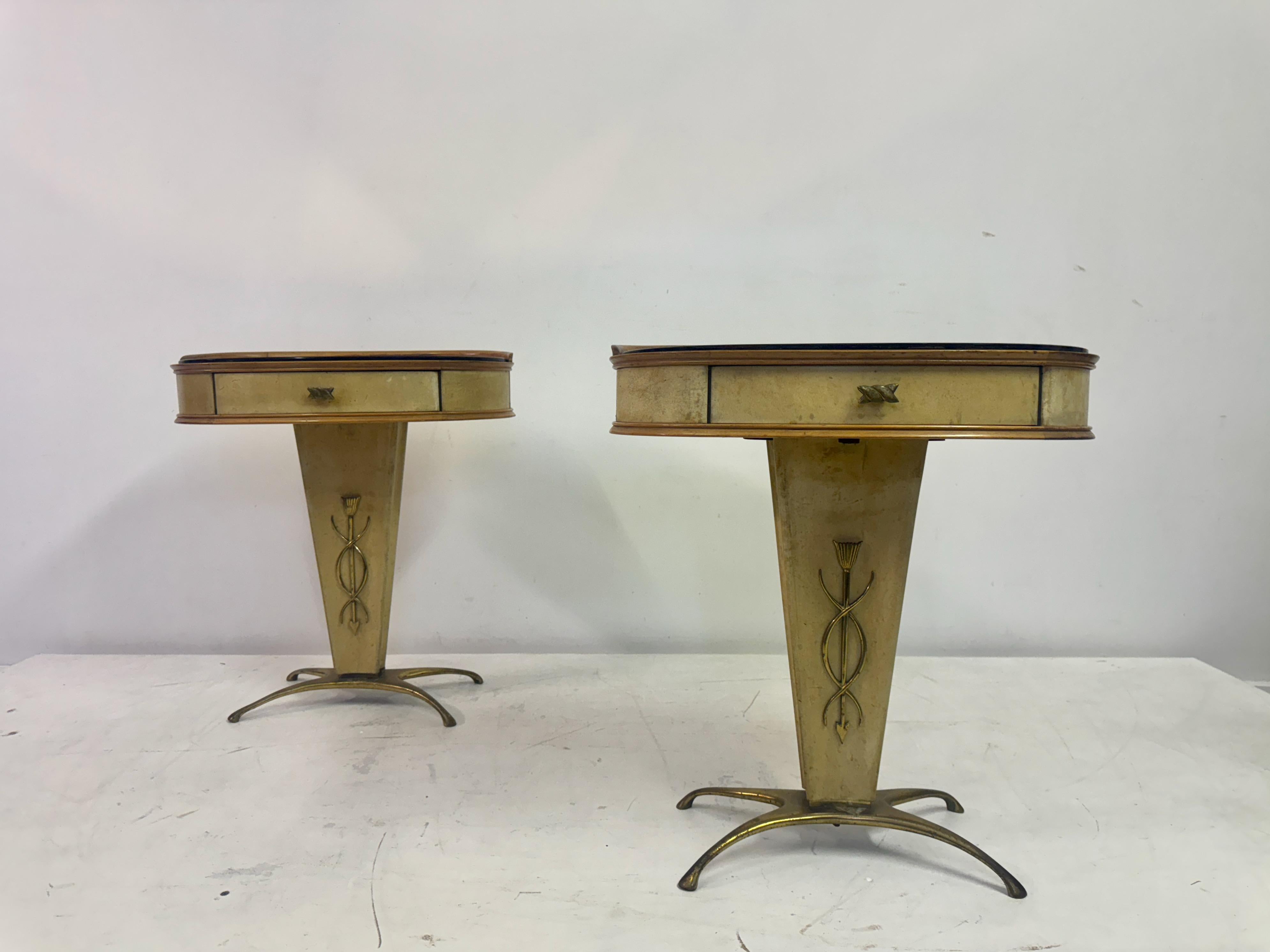 Pareja de mesillas de noche o mesillas de noche italianas de pergamino de los años 50 en venta 7
