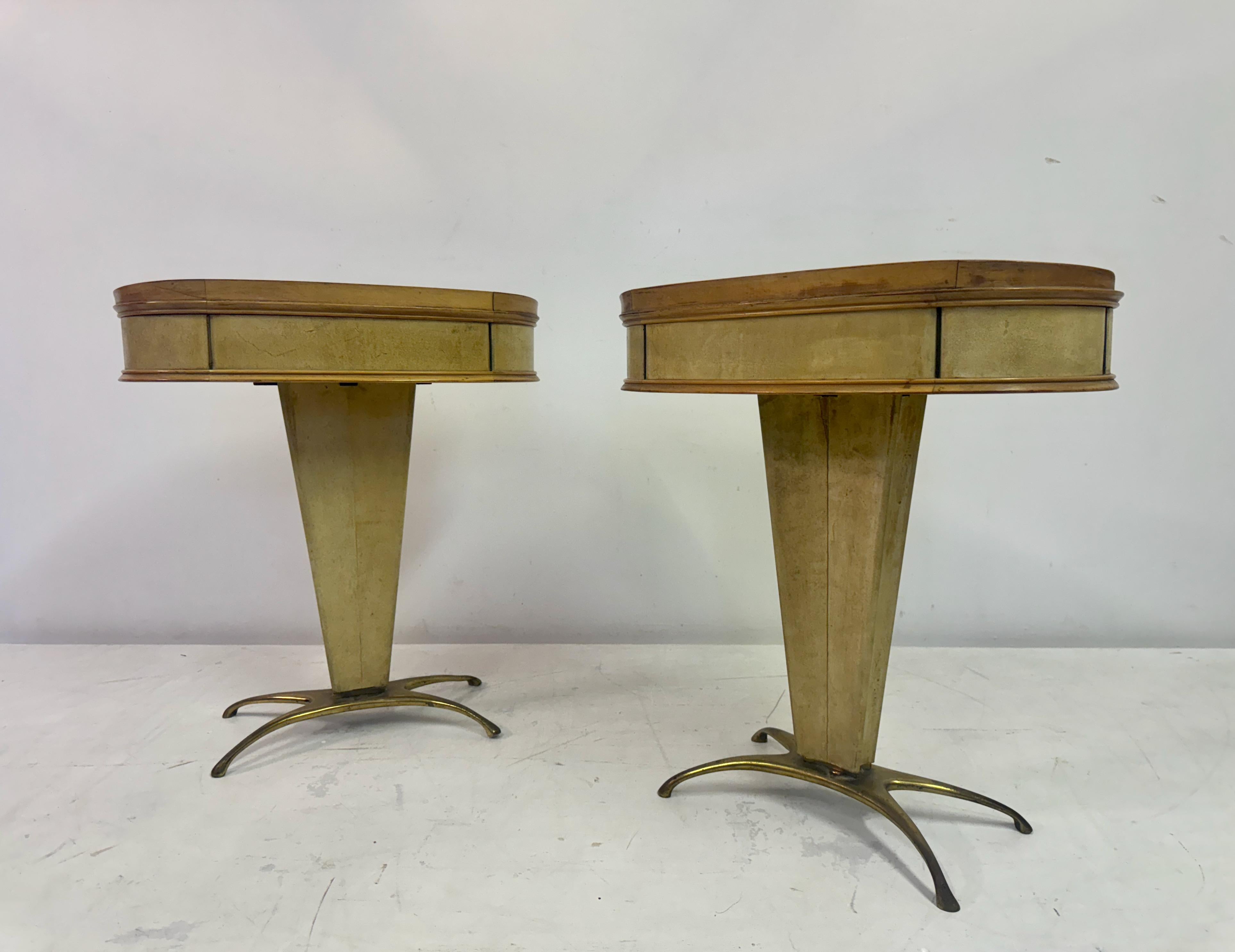 Pareja de mesillas de noche o mesillas de noche italianas de pergamino de los años 50 en venta 8