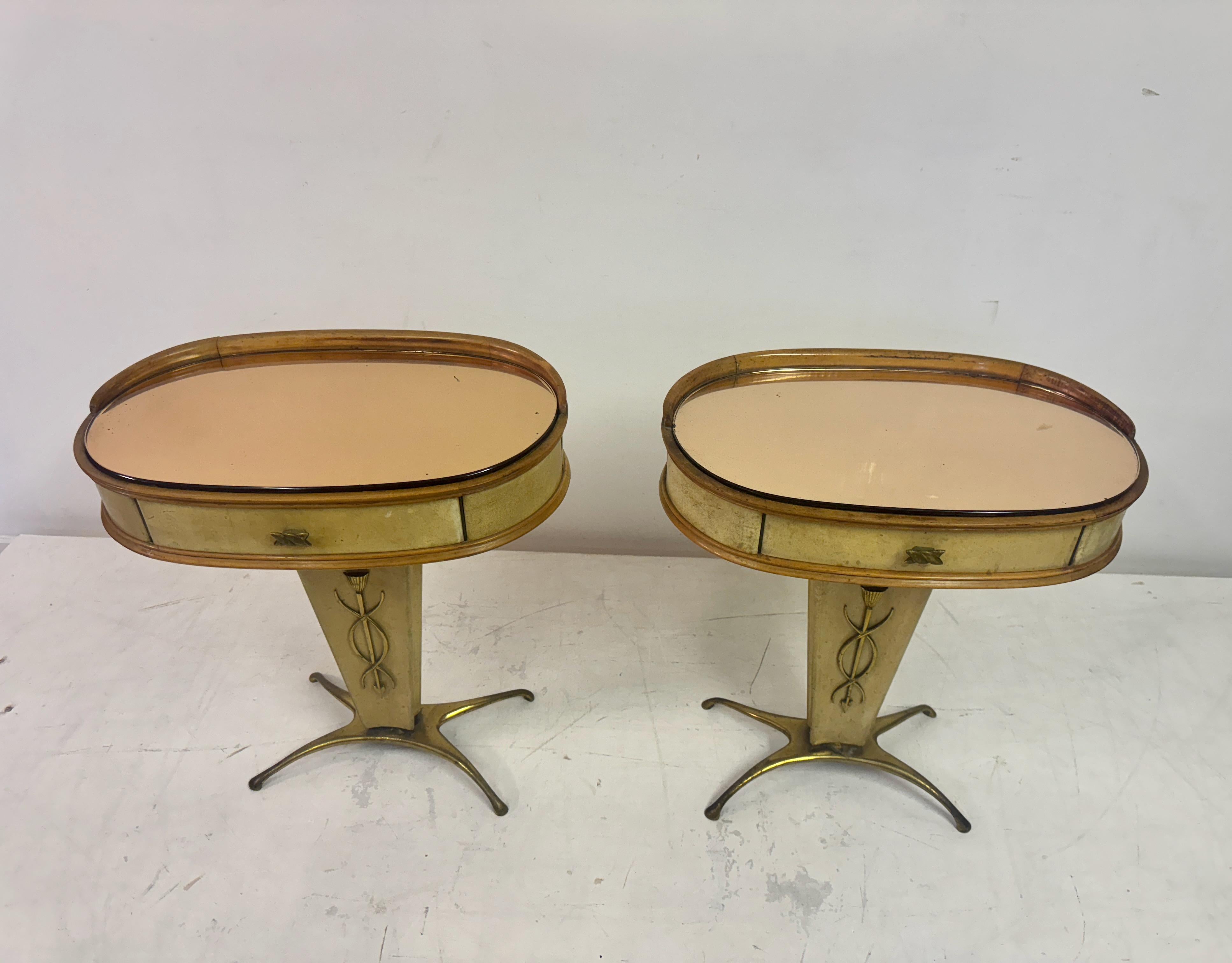 Pareja de mesillas de noche o mesillas de noche italianas de pergamino de los años 50 Moderno de mediados de siglo en venta