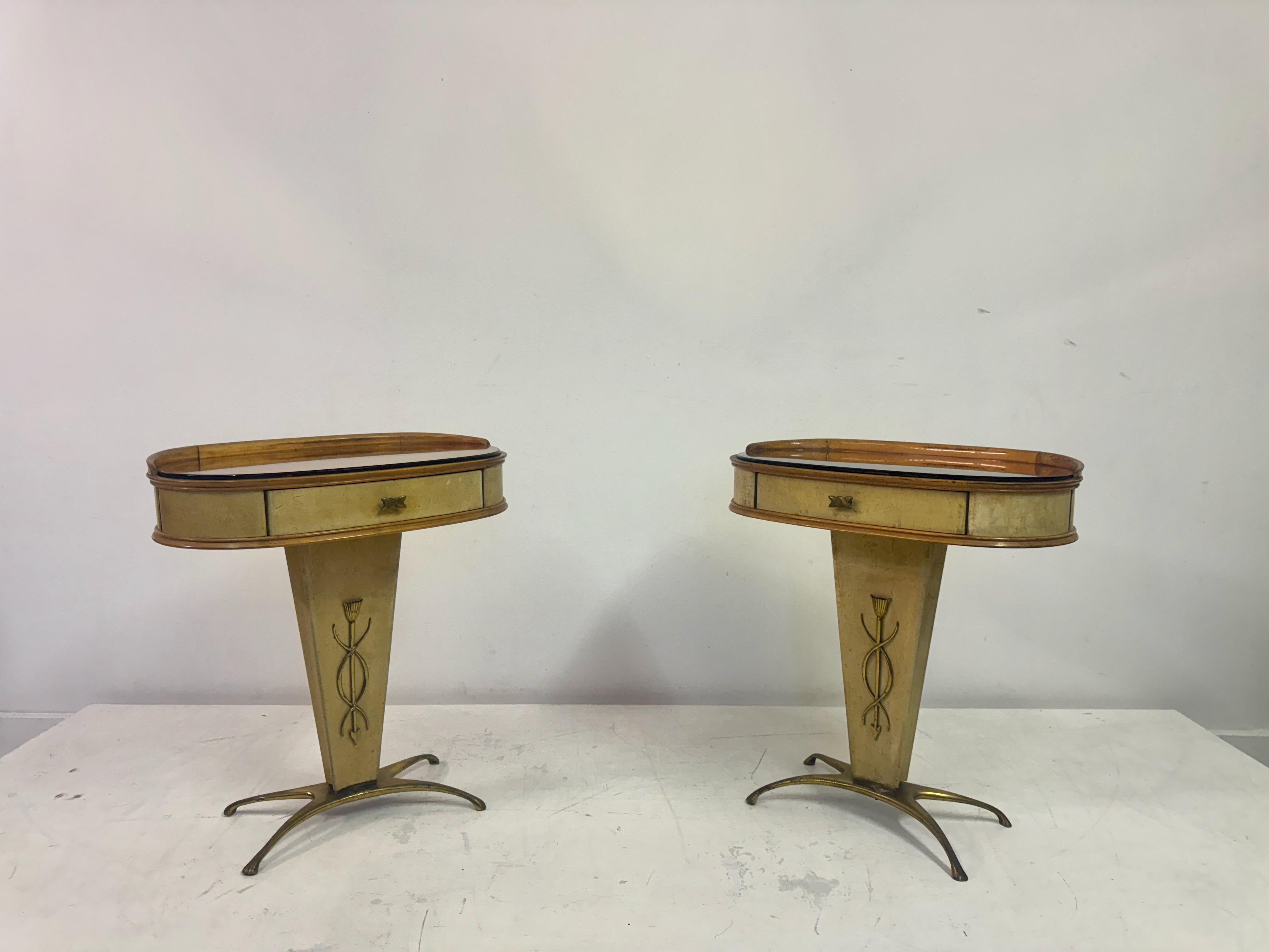 Pareja de mesillas de noche o mesillas de noche italianas de pergamino de los años 50 Latón en venta